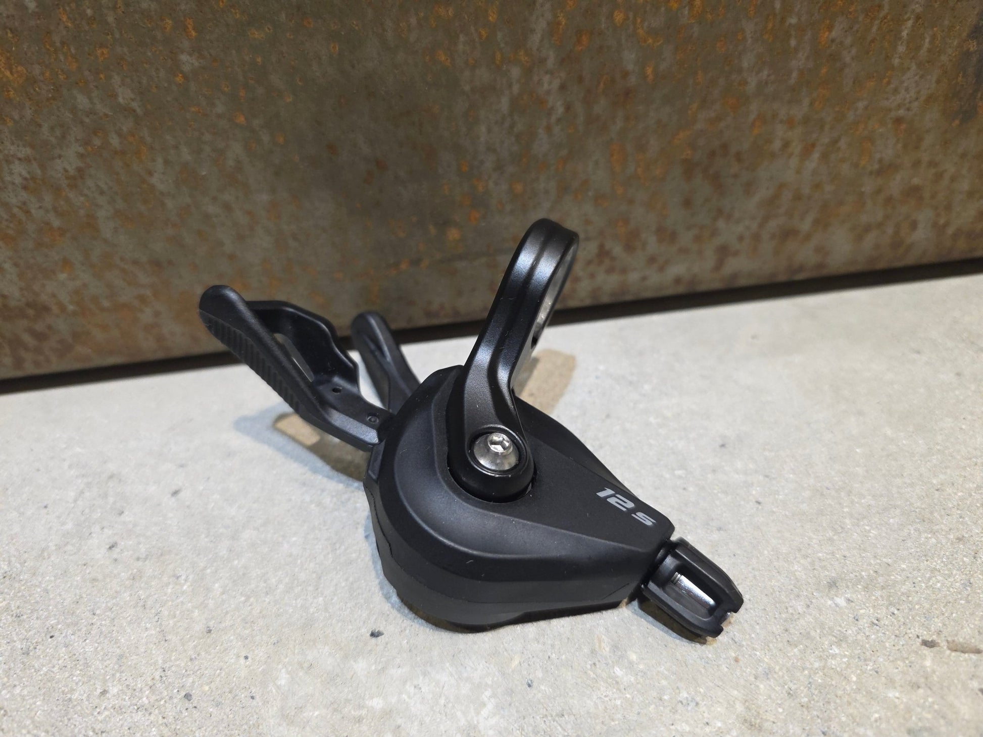 Brems - / Schalthebel von Shimano, SHIMANO DEORE SL - M6100 SCHALTHEBEL 12 FACH / SCHELLE vor USEDBIKES - OB.DE Hintergrund