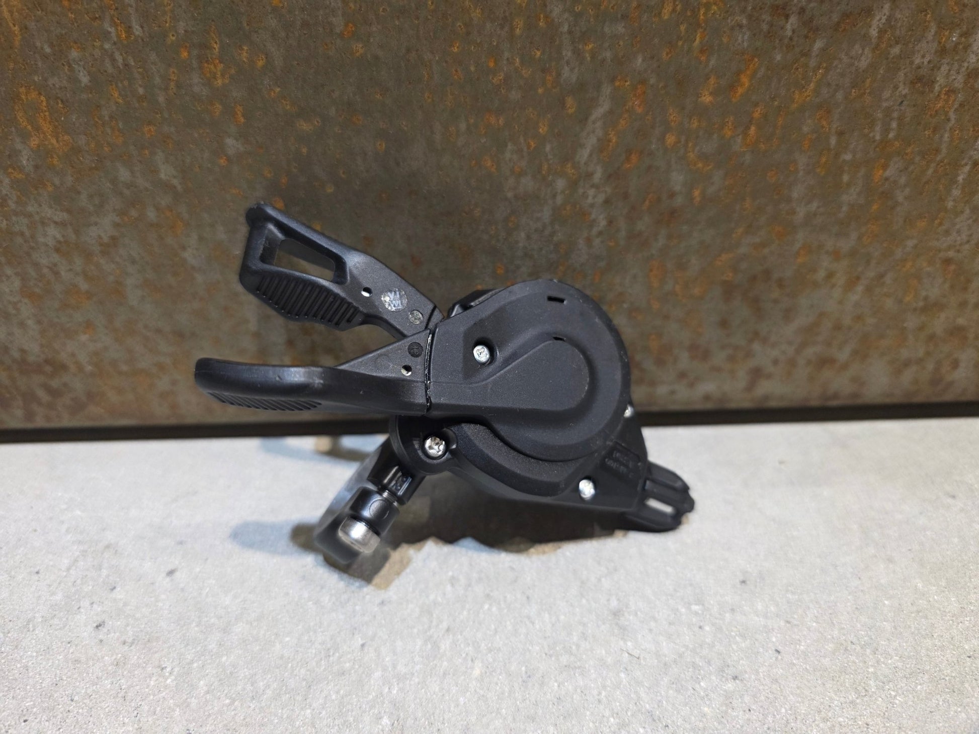 Brems - / Schalthebel von Shimano, SHIMANO DEORE SL - M6100 SCHALTHEBEL 12 FACH / SCHELLE vor USEDBIKES - OB.DE Hintergrund