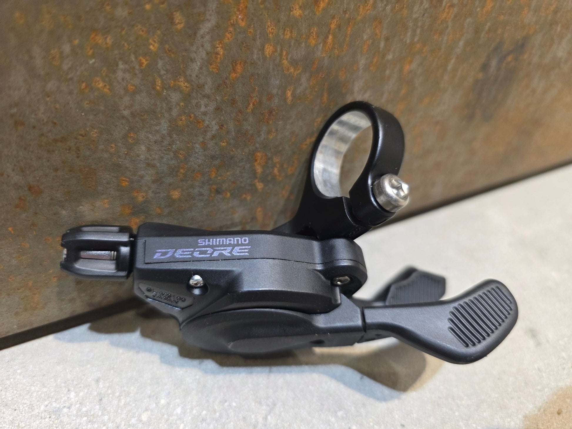 Brems - / Schalthebel von Shimano, SHIMANO DEORE SL - M6100 SCHALTHEBEL 12 FACH / SCHELLE vor USEDBIKES - OB.DE Hintergrund