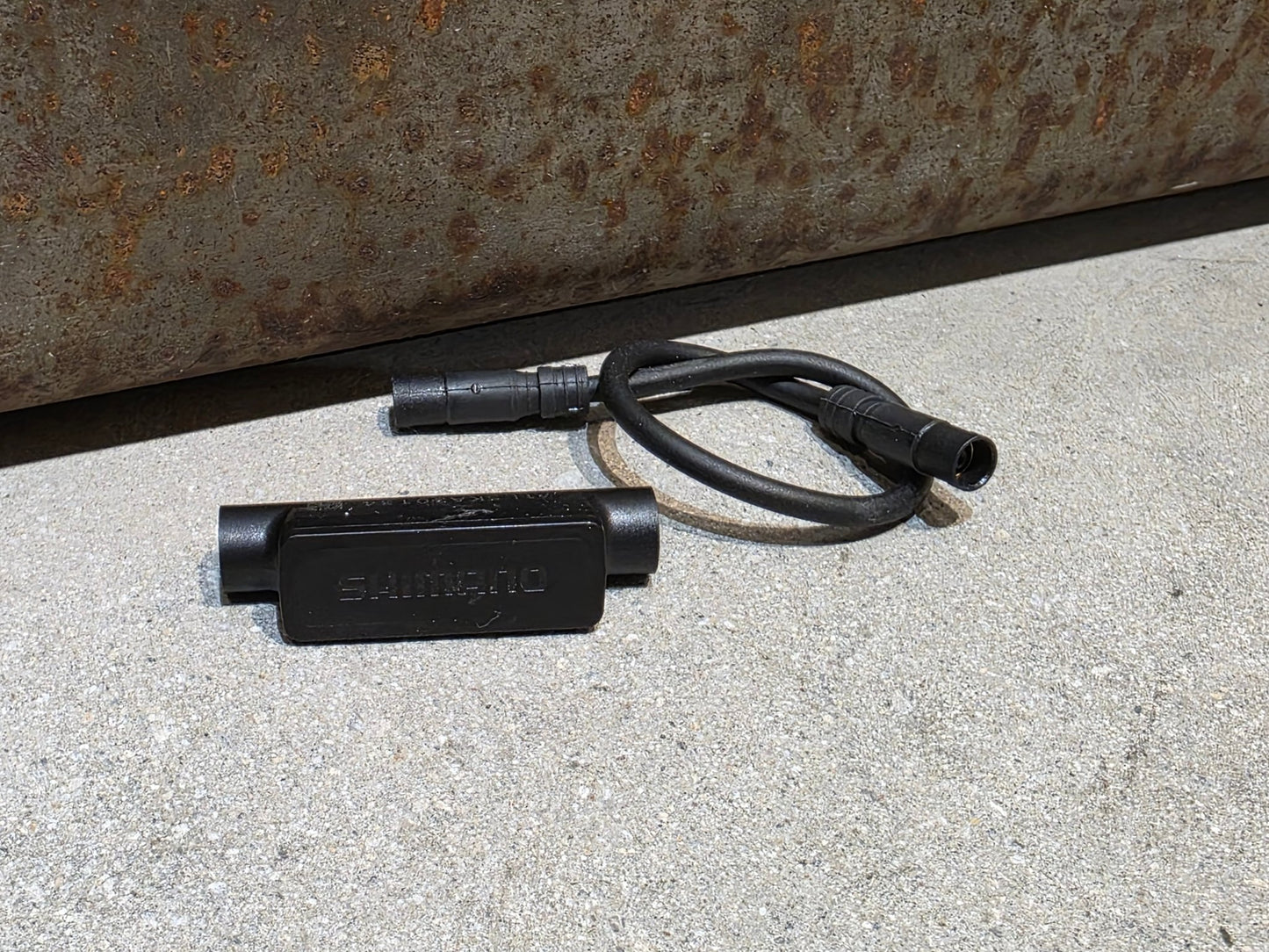 Di2 Weiche von Shimano, SHIMANO DI2 EW - WU111 ANT+ & BLOOTOOTH SENDER + EW - SD50 150MM vor USEDBIKES - OB.DE Hintergrund