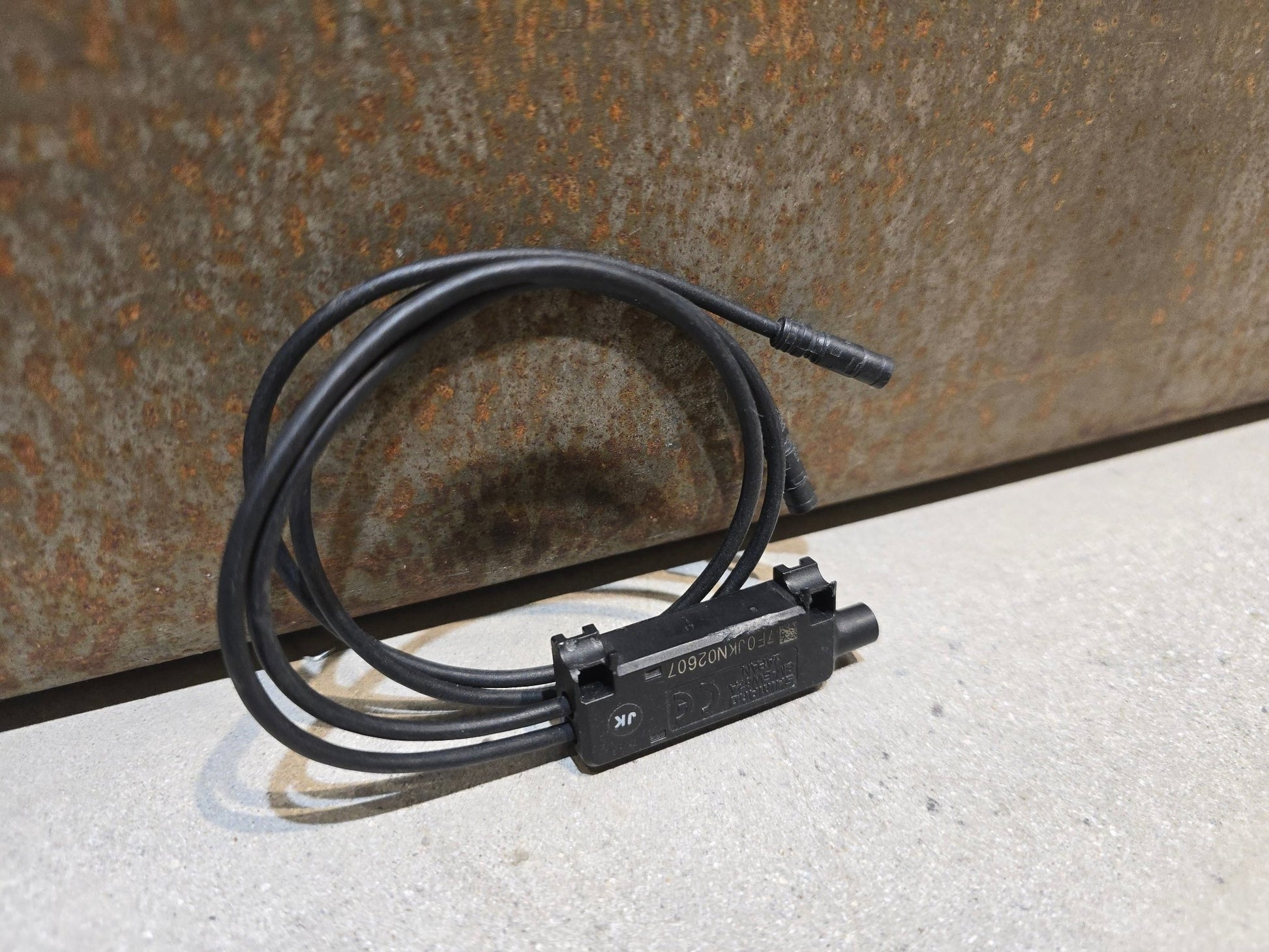 Di2 Weiche von Shimano, SHIMANO DI2 KABELBAUM SM - EW67A GEBRAUCHT in variant_title vor USEDBIKES - OB.DE Hintergrund