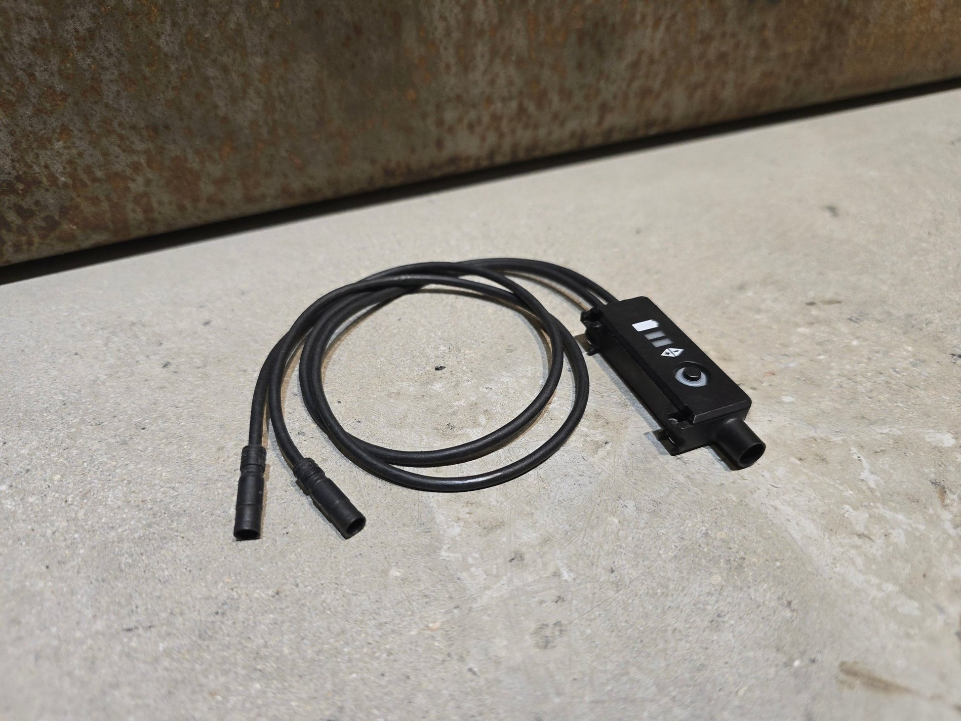 Di2 Weiche von Shimano, SHIMANO DI2 KABELBAUM SM - EW67A GEBRAUCHT in variant_title vor USEDBIKES - OB.DE Hintergrund