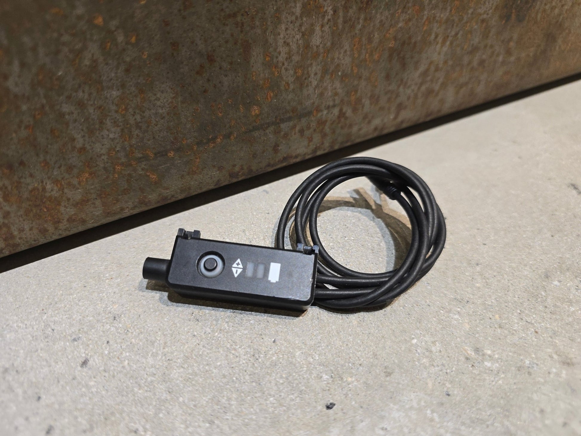 Di2 Weiche von Shimano, SHIMANO DI2 KABELBAUM SM - EW67A GEBRAUCHT in variant_title vor USEDBIKES - OB.DE Hintergrund