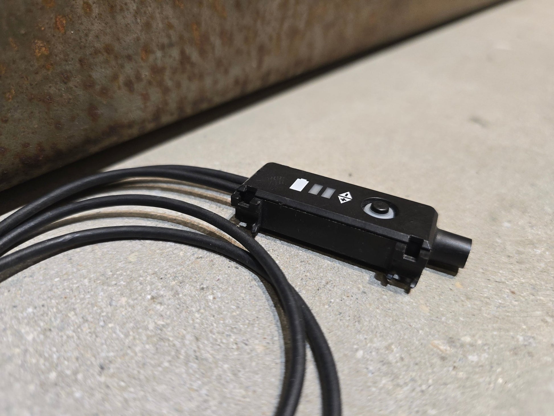 Di2 Weiche von Shimano, SHIMANO DI2 KABELBAUM SM - EW67A GEBRAUCHT in variant_title vor USEDBIKES - OB.DE Hintergrund