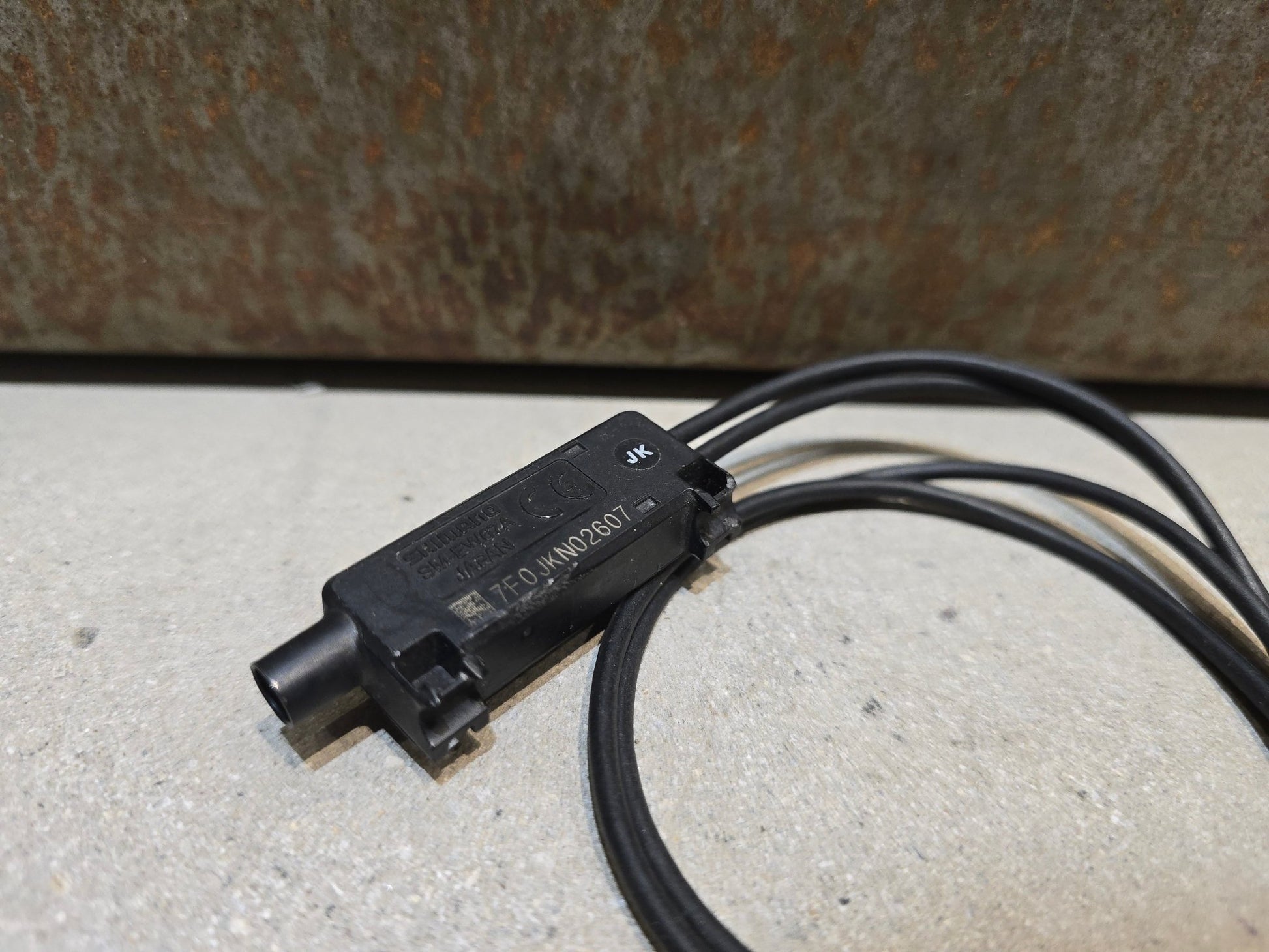 Di2 Weiche von Shimano, SHIMANO DI2 KABELBAUM SM - EW67A GEBRAUCHT in variant_title vor USEDBIKES - OB.DE Hintergrund