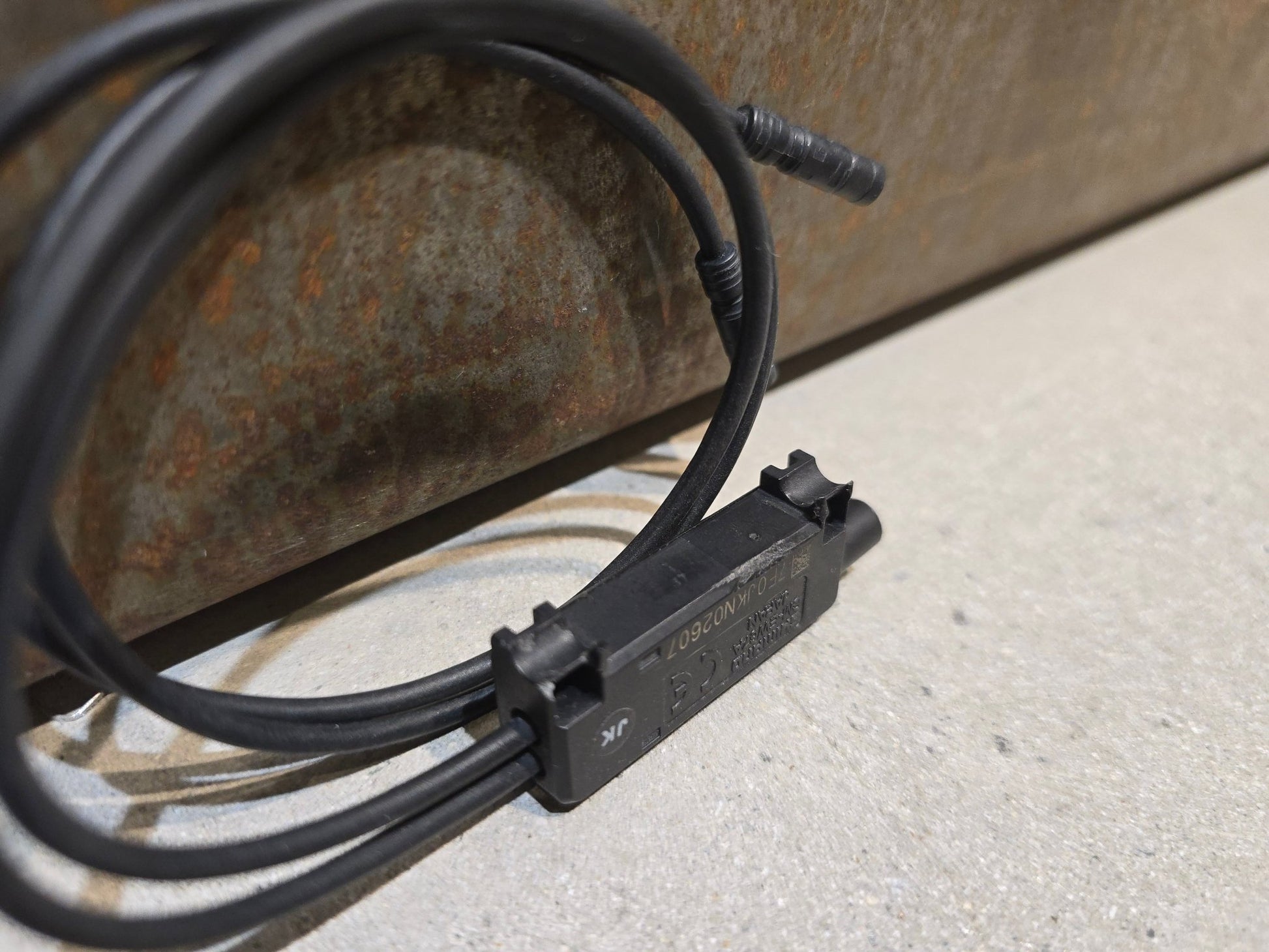 Di2 Weiche von Shimano, SHIMANO DI2 KABELBAUM SM - EW67A GEBRAUCHT in variant_title vor USEDBIKES - OB.DE Hintergrund