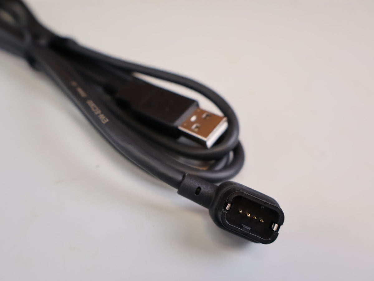 Di2 Ladekabel von Shimano, SHIMANO DI2 LADEKABEL EW EC300 1500MM FUER AKKU BT DN300 R9200 vor USEDBIKES-OB.DE Hintergrund
