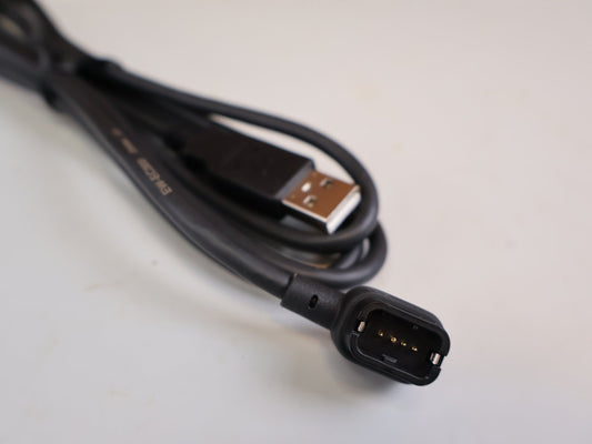 Di2 Ladekabel von Shimano, SHIMANO DI2 LADEKABEL EW EC300 1500MM FUER AKKU BT DN300 R9200 vor USEDBIKES-OB.DE Hintergrund