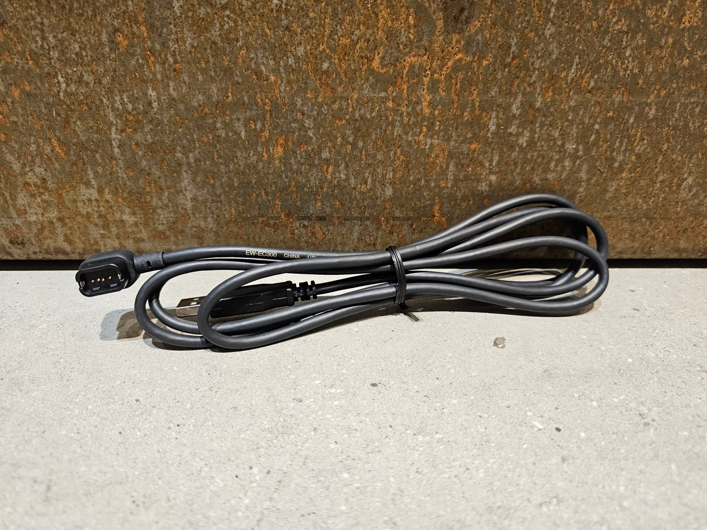 Di2 Ladekabel von Shimano, SHIMANO DI2 LADEKABEL EW - EC300 INTERN vor USEDBIKES - OB.DE Hintergrund