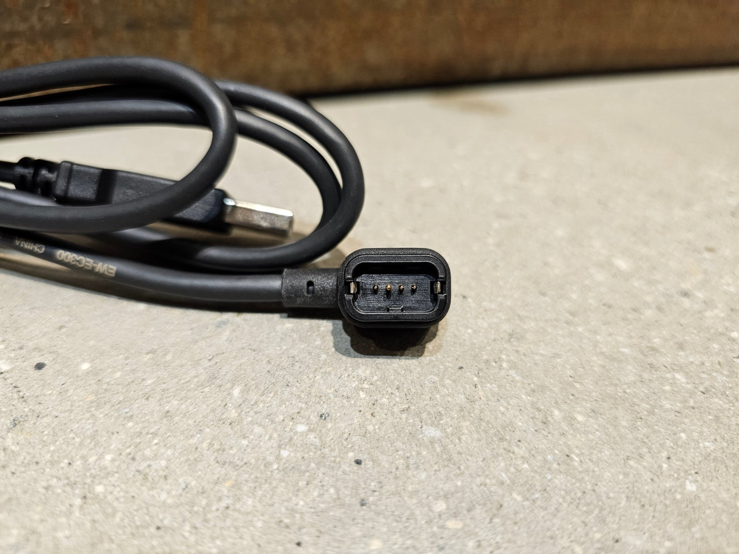 Di2 Ladekabel von Shimano, SHIMANO DI2 LADEKABEL EW - EC300 INTERN vor USEDBIKES - OB.DE Hintergrund