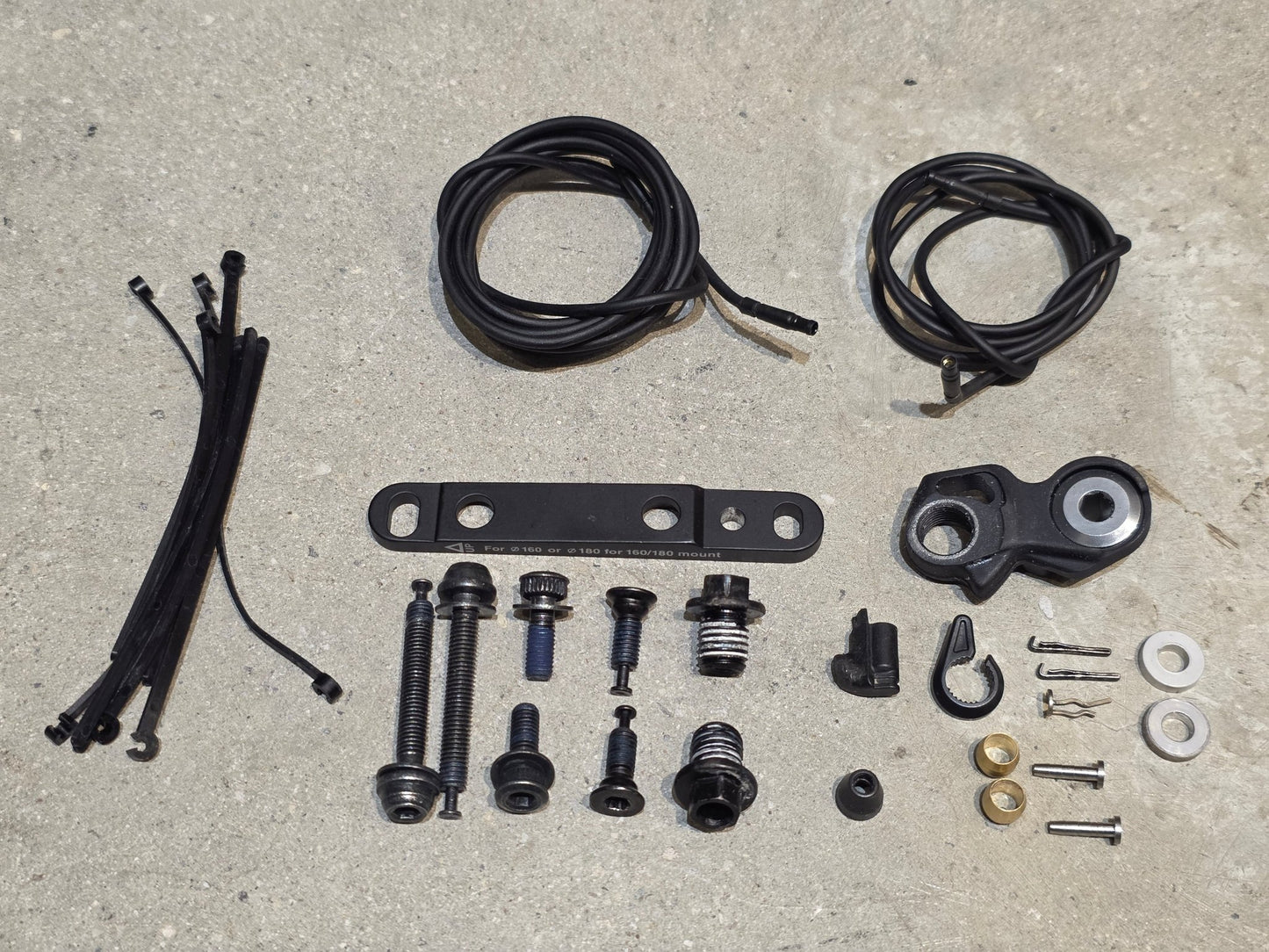 Schaltgruppen von Shimano, SHIMANO DURA ACE DI2 9270 SCHALTGRUPPE 2X12 FACH vor USEDBIKES - OB.DE Hintergrund