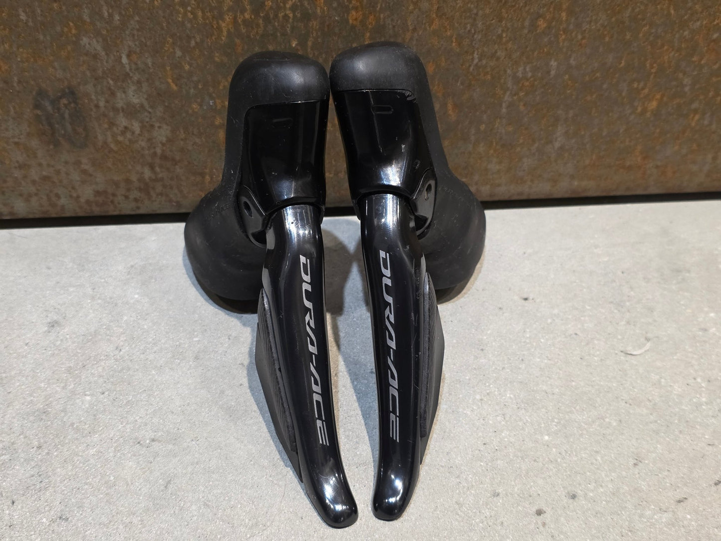 Schaltgruppen von Shimano, SHIMANO DURA ACE DI2 9270 SCHALTGRUPPE 2X12 FACH vor USEDBIKES - OB.DE Hintergrund