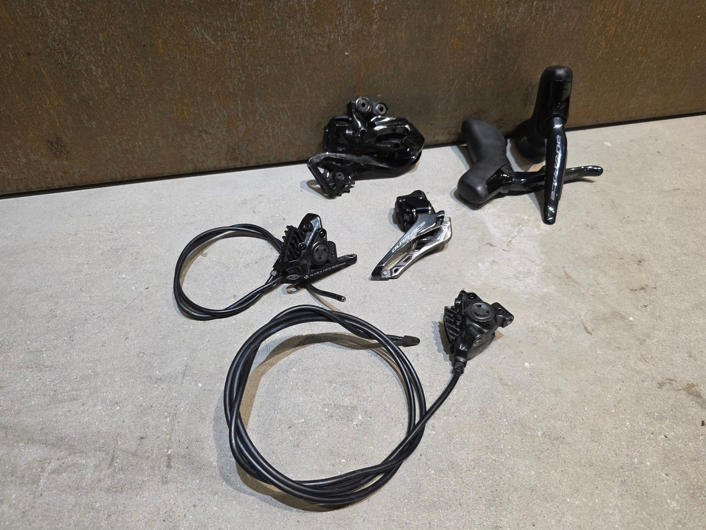 Schaltgruppen von Sram, SHIMANO DURA ACE DI2 9270 SCHALTGRUPPE 2X12 FACH vor USEDBIKES - OB.DE Hintergrund