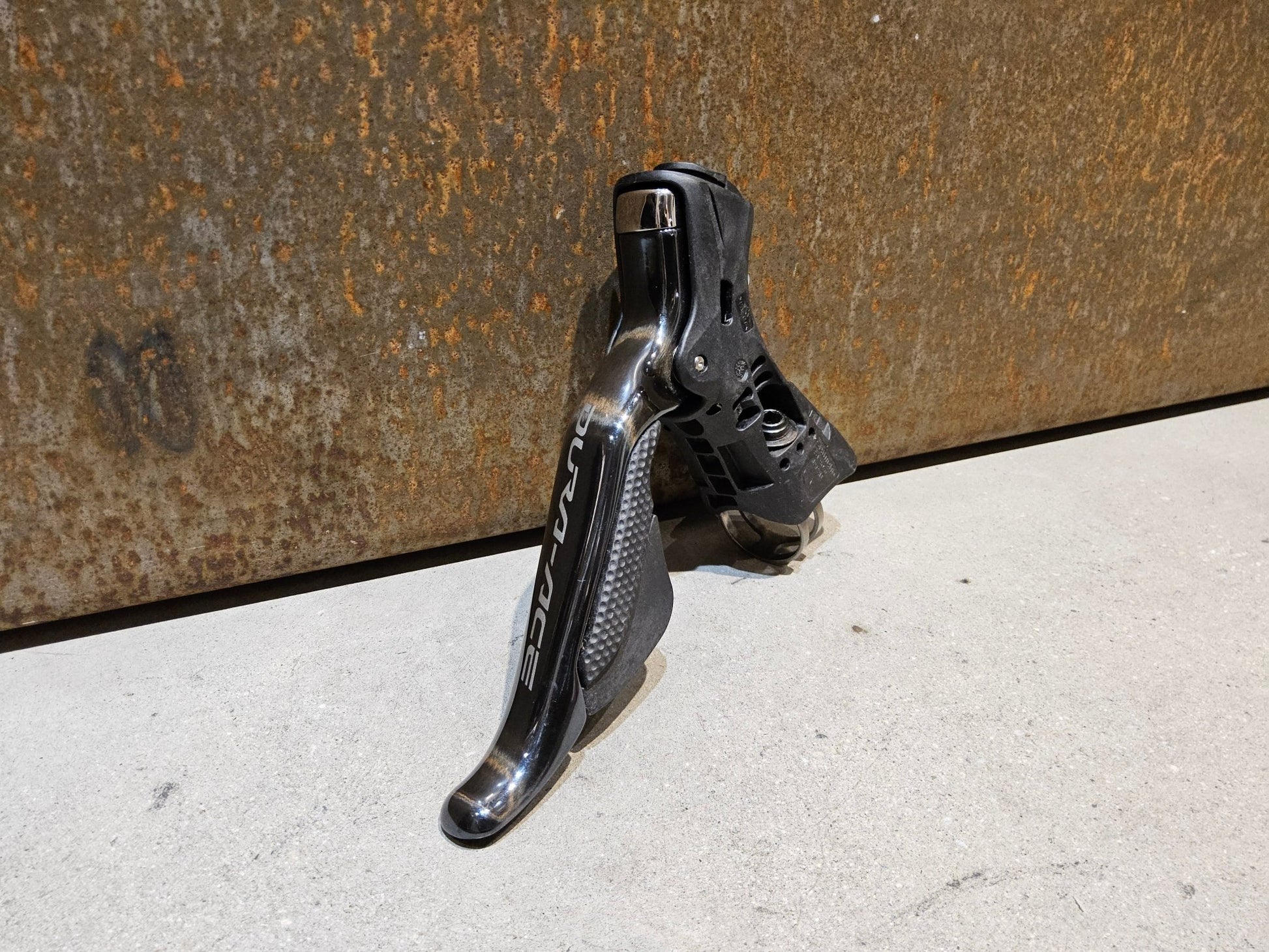 Brems - / Schalthebel von Shimano, SHIMANO DURA ACE DI2 SCHALT - / BREMSHEBEL ST - 9070 - L LINKS in variant_title vor USEDBIKES - OB.DE Hintergrund