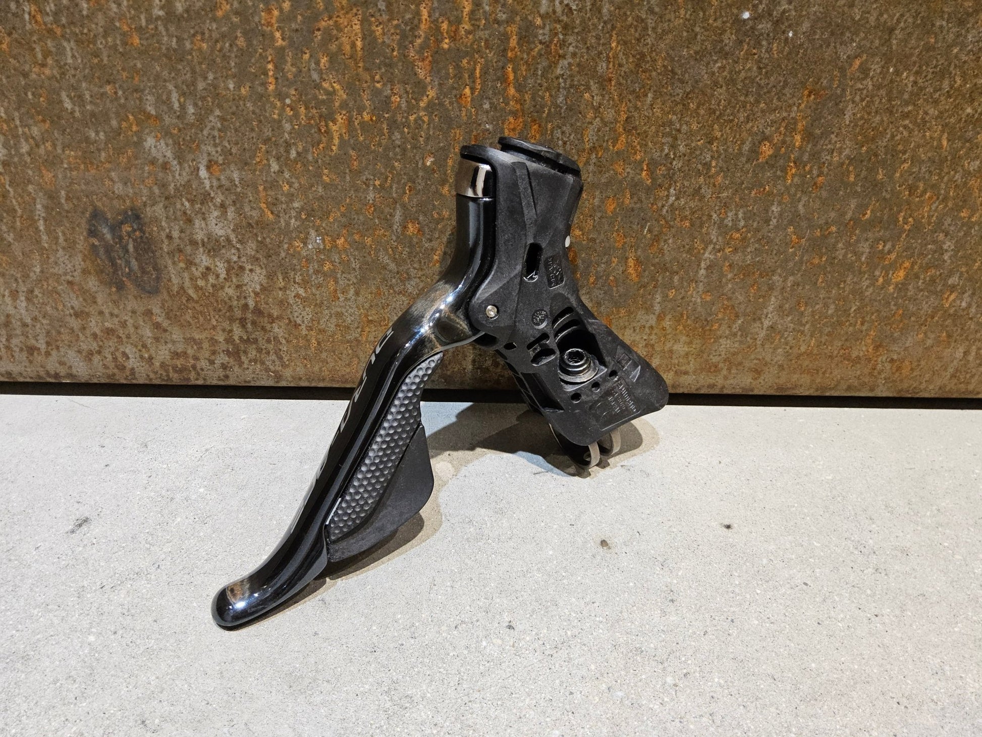 Brems - / Schalthebel von Shimano, SHIMANO DURA ACE DI2 SCHALT - / BREMSHEBEL ST - 9070 - L LINKS in variant_title vor USEDBIKES - OB.DE Hintergrund