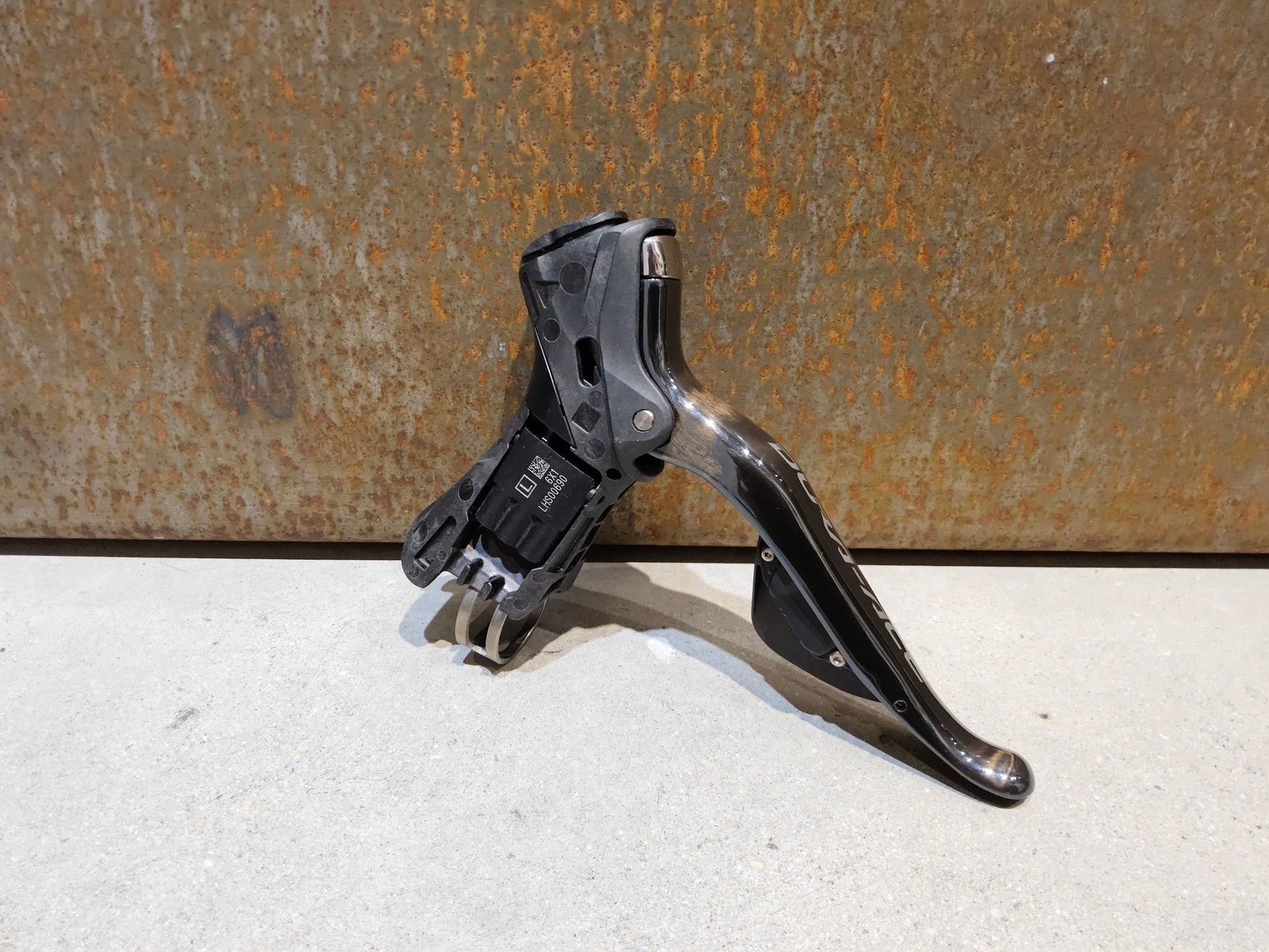 Brems - / Schalthebel von Shimano, SHIMANO DURA ACE DI2 SCHALT - / BREMSHEBEL ST - 9070 - L LINKS in variant_title vor USEDBIKES - OB.DE Hintergrund