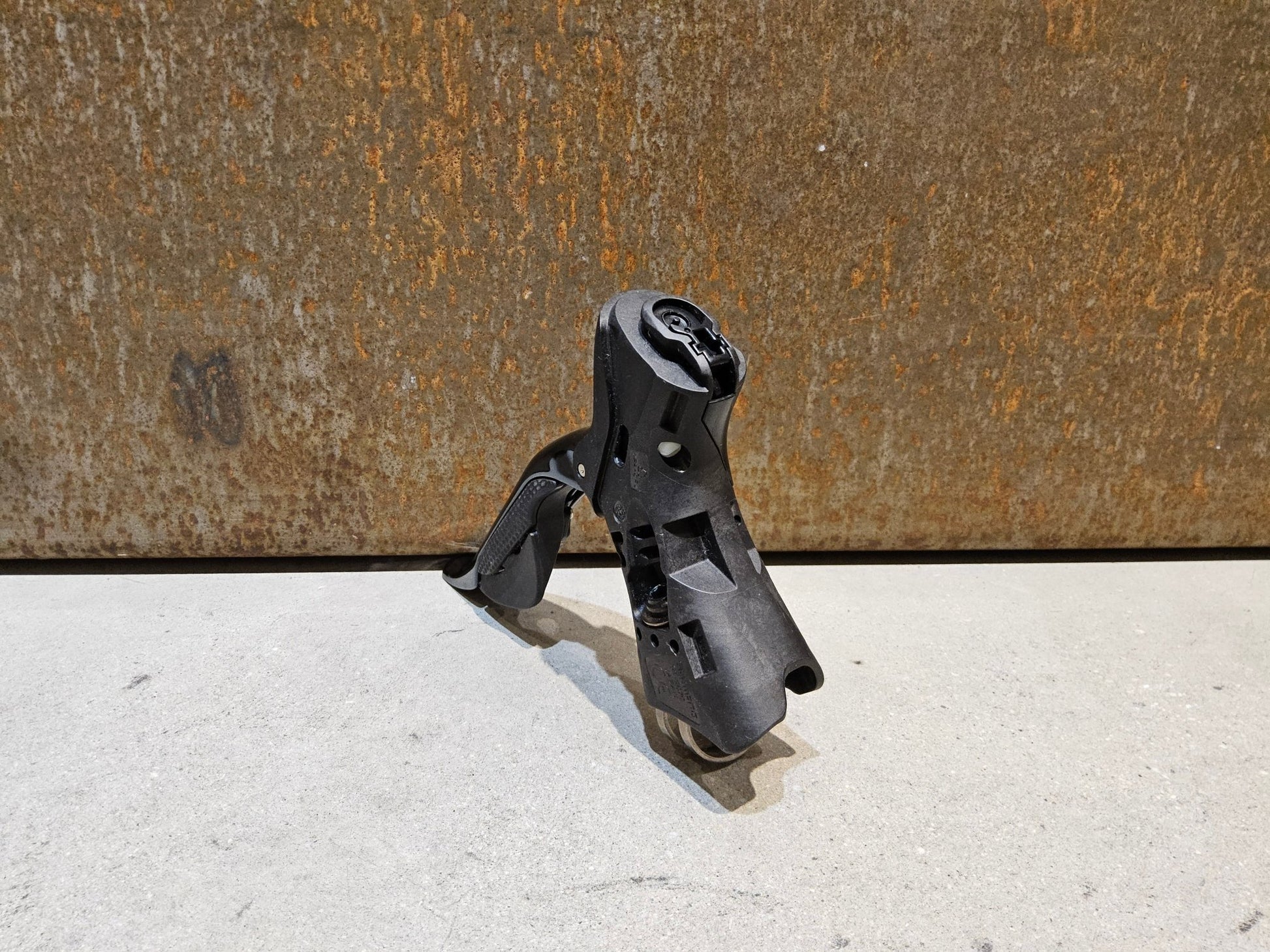 Brems - / Schalthebel von Shimano, SHIMANO DURA ACE DI2 SCHALT - / BREMSHEBEL ST - 9070 - L LINKS in variant_title vor USEDBIKES - OB.DE Hintergrund