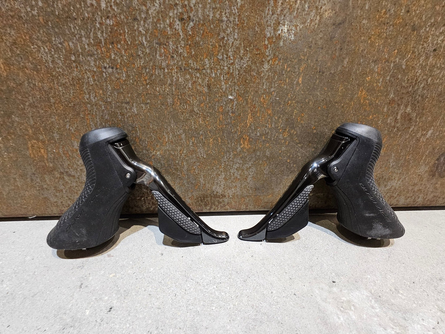 Brems - / Schalthebel von Shimano, SHIMANO DURA ACE DI2 SCHEIBENBREMSEN - SET ST - R9170 + BR - R9170 2 X 11FACH vor USEDBIKES - OB.DE Hintergrund