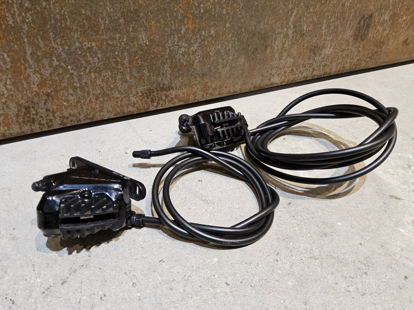 Brems - / Schalthebel von Shimano, SHIMANO DURA ACE DI2 SCHEIBENBREMSEN - SET ST - R9170 + BR - R9170 2 X 11FACH vor USEDBIKES - OB.DE Hintergrund