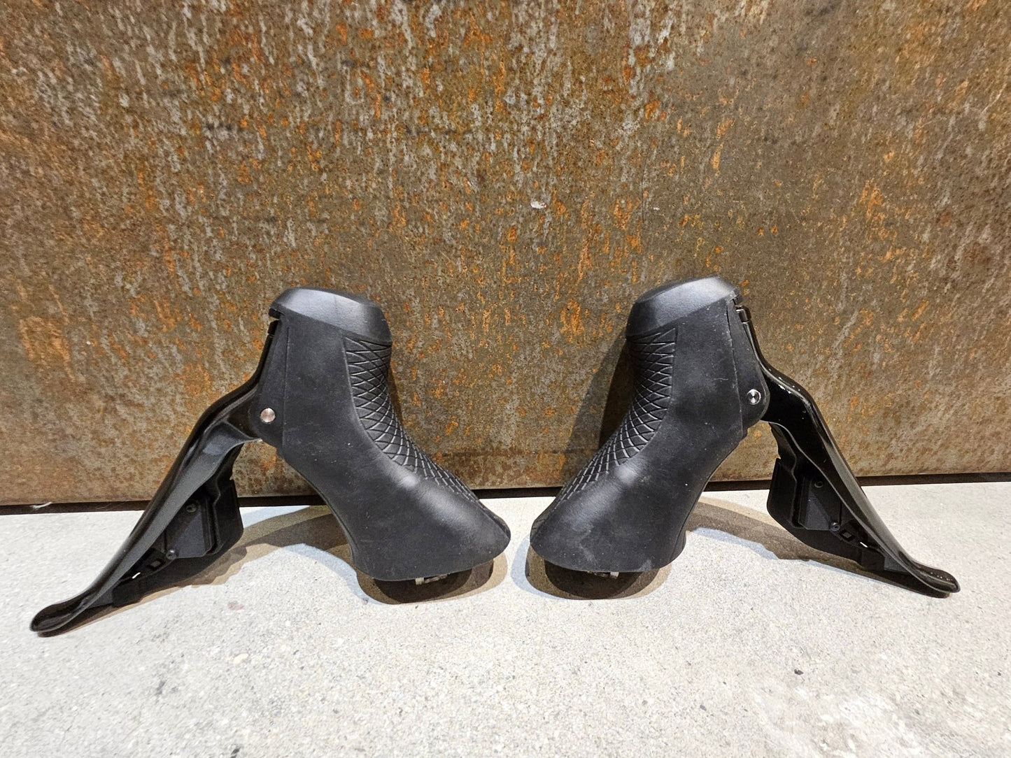 Brems - / Schalthebel von Shimano, SHIMANO DURA ACE DI2 SCHEIBENBREMSEN - SET ST - R9170 + BR - R9170 2 X 11FACH vor USEDBIKES - OB.DE Hintergrund
