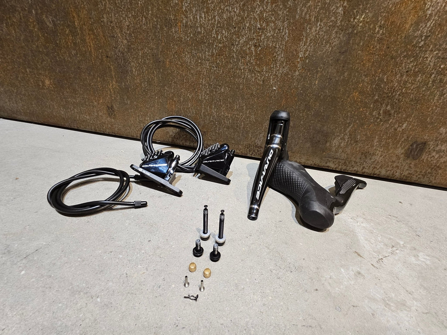 Brems - / Schalthebel von Shimano, SHIMANO DURA ACE DI2 SCHEIBENBREMSEN - SET ST - R9170 + BR - R9170 2 X 11FACH vor USEDBIKES - OB.DE Hintergrund
