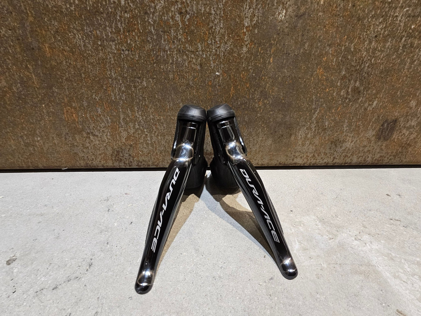 Brems - / Schalthebel von Shimano, SHIMANO DURA ACE DI2 SCHEIBENBREMSEN - SET ST - R9170 + BR - R9170 2 X 11FACH vor USEDBIKES - OB.DE Hintergrund