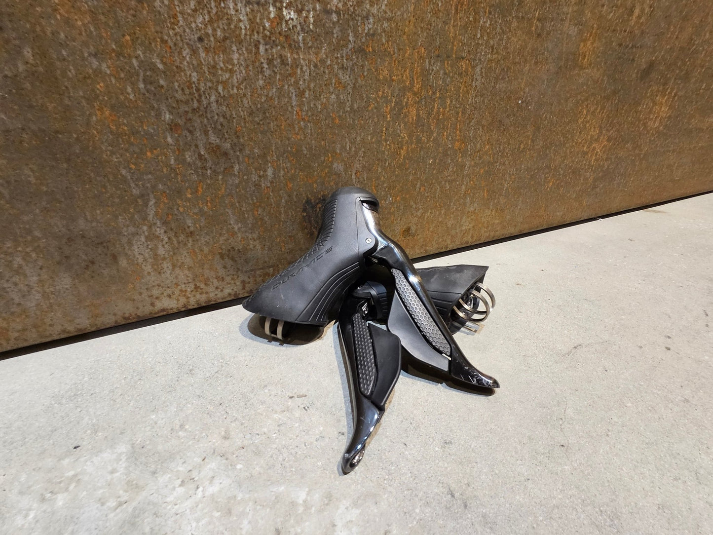 Brems - / Schalthebel von Shimano, SHIMANO DURA ACE DI2 SCHEIBENBREMSEN - SET ST - R9170 + BR - R9170 2 X 11FACH vor USEDBIKES - OB.DE Hintergrund
