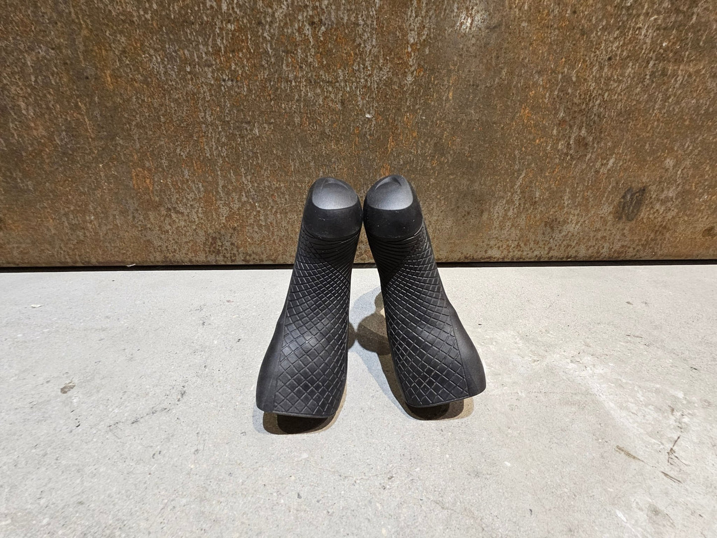 Brems - / Schalthebel von Shimano, SHIMANO DURA ACE DI2 SCHEIBENBREMSEN - SET ST - R9170 + BR - R9170 2 X 11FACH vor USEDBIKES - OB.DE Hintergrund