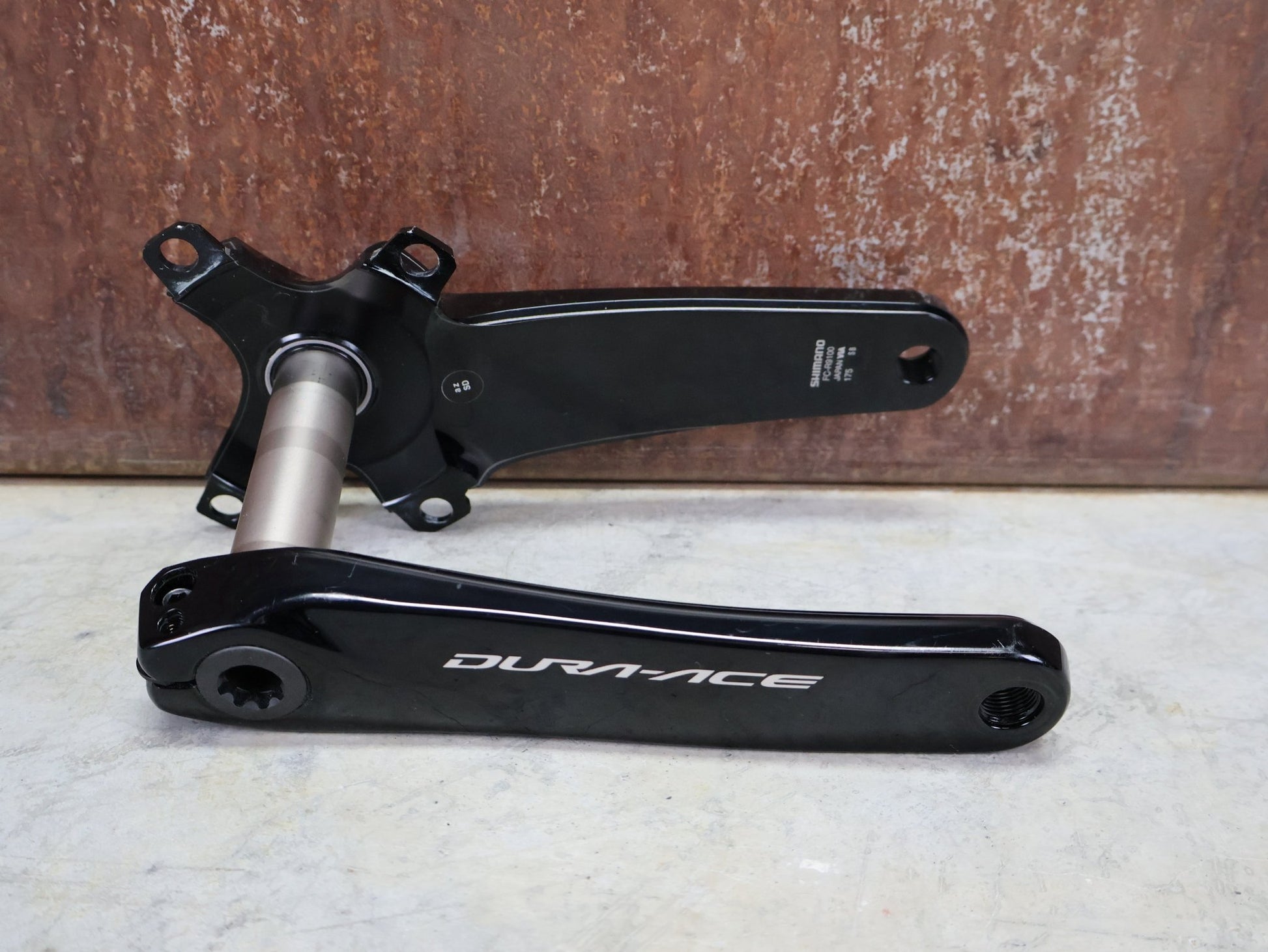 Kurbel von Shimano, SHIMANO DURA ACE FC - R9100 KURBELARME 2X11 FACH 175MM vor USEDBIKES - OB.DE Hintergrund