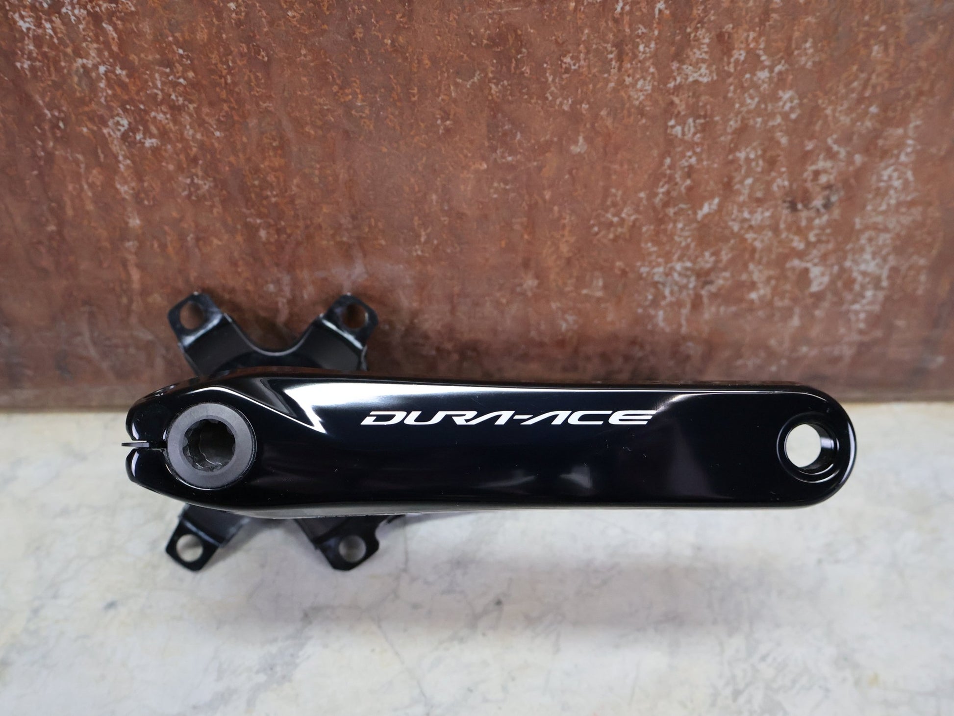 Kurbel von Shimano, SHIMANO DURA ACE FC - R9100 KURBELARME 2X11 FACH 175MM vor USEDBIKES - OB.DE Hintergrund
