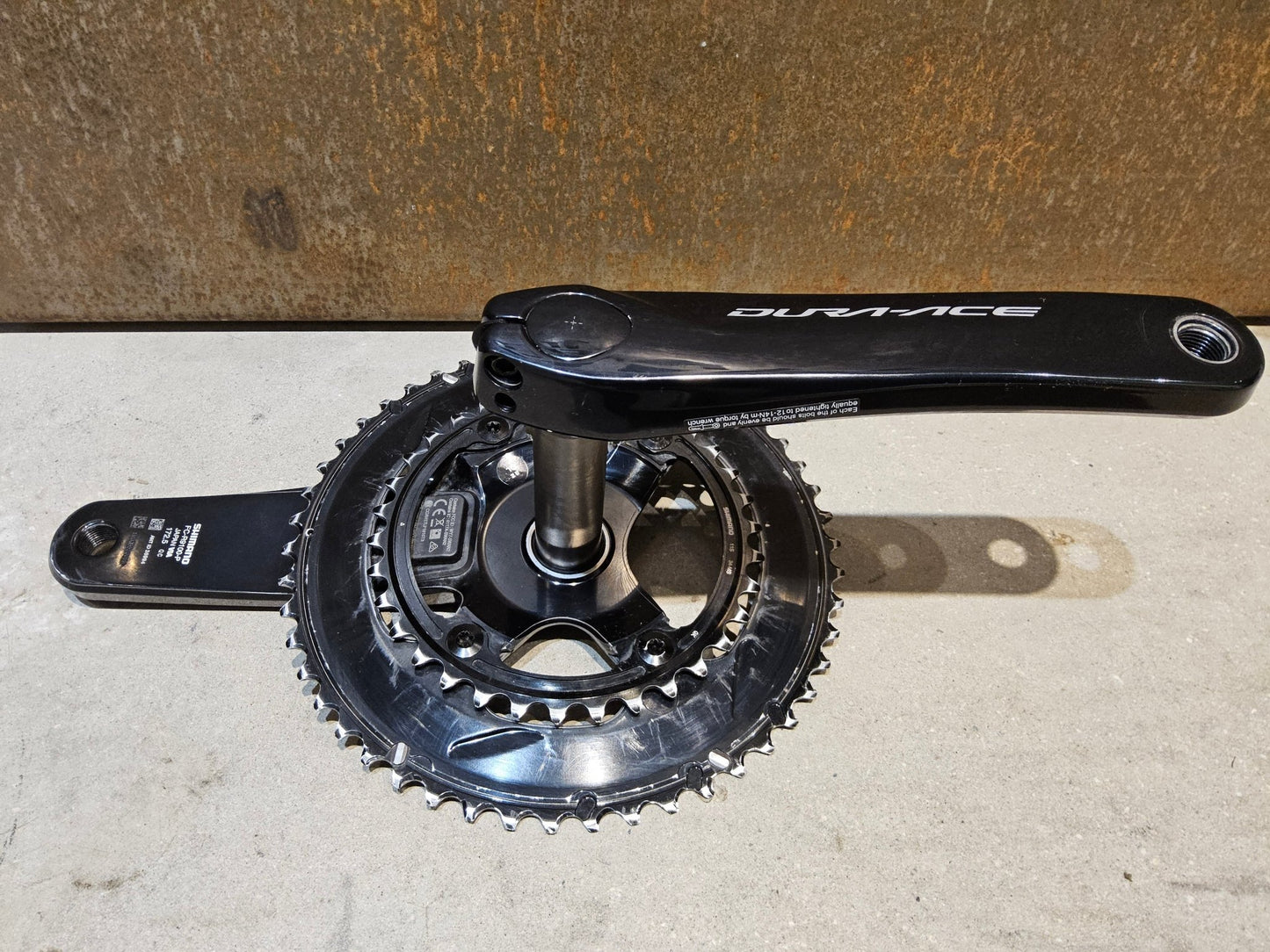 Powermeter von Shimano, SHIMANO DURA ACE FC - R9100 - P POWERMETER KURBEL 50/34 ZÄHNE 172,5MM vor USEDBIKES - OB.DE Hintergrund