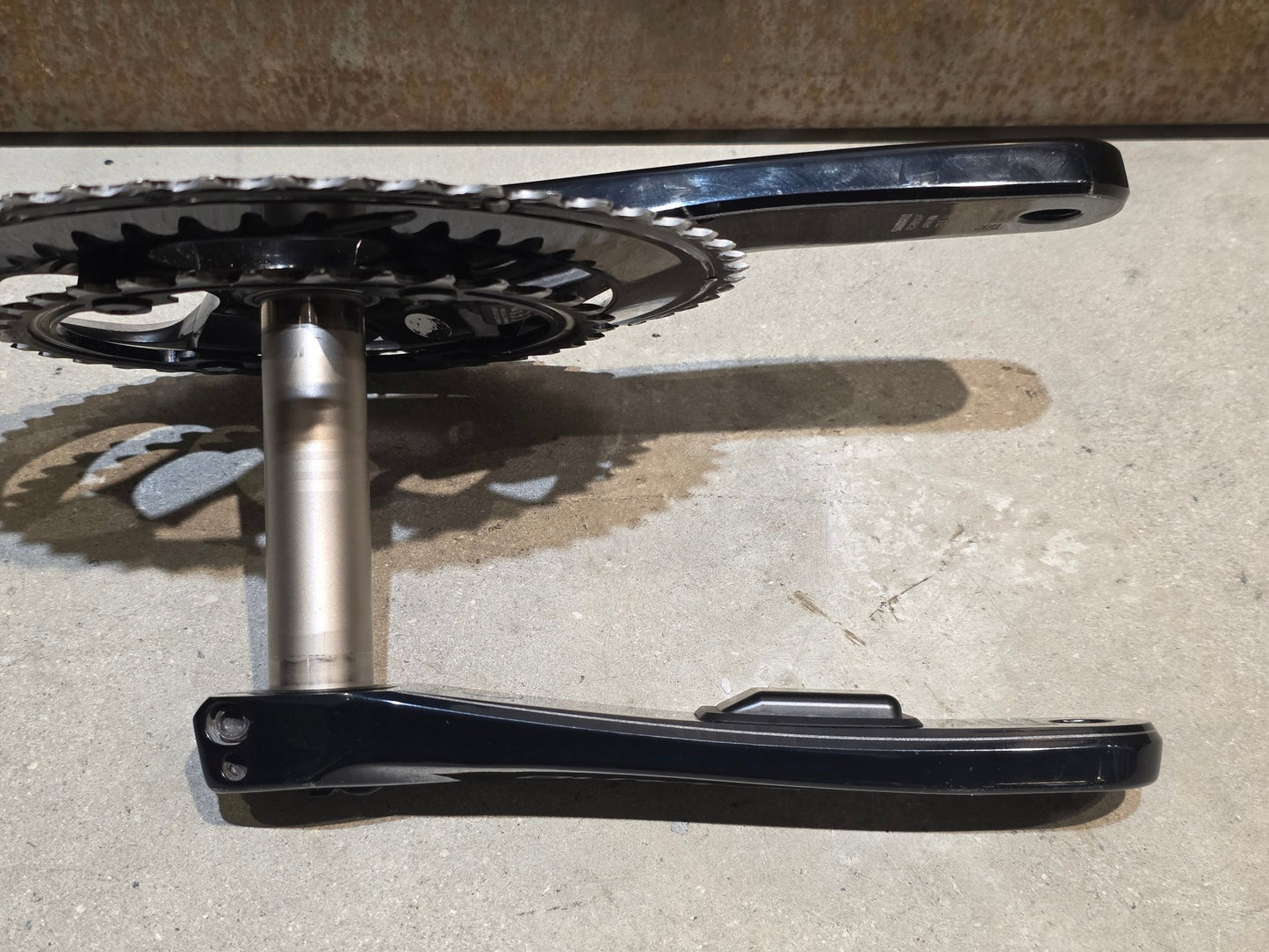 Powermeter von Shimano, SHIMANO DURA ACE FC - R9100 - P POWERMETER KURBEL 50/34 ZÄHNE 172,5MM vor USEDBIKES - OB.DE Hintergrund