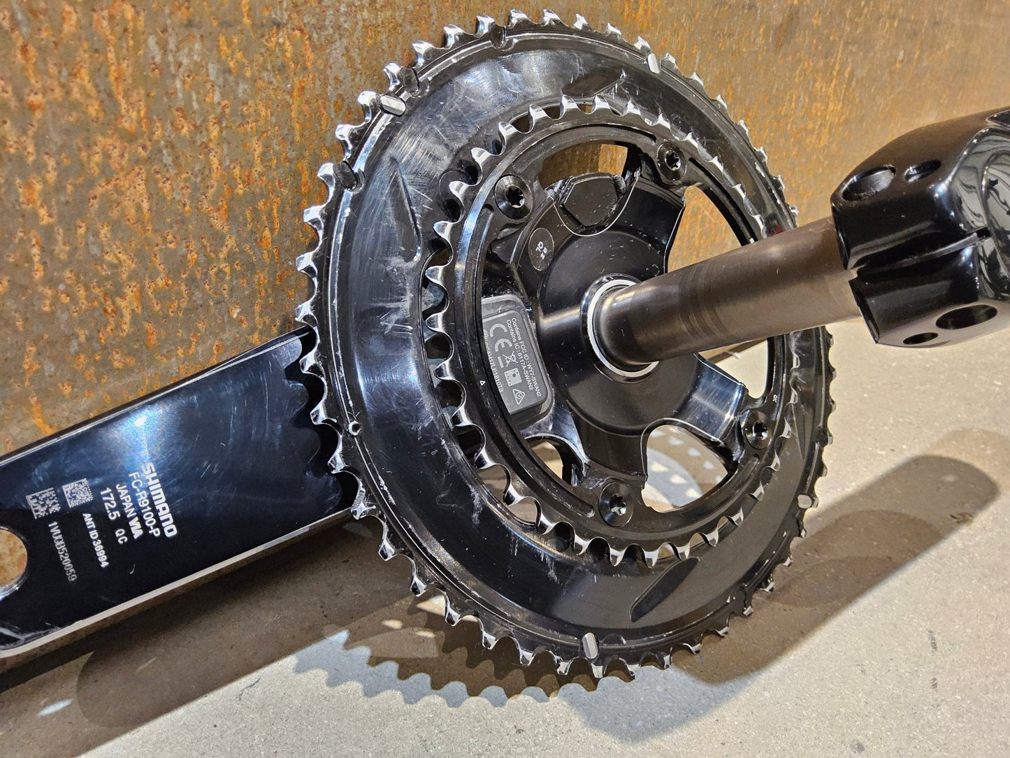 Powermeter von Shimano, SHIMANO DURA ACE FC - R9100 - P POWERMETER KURBEL 50/34 ZÄHNE 172,5MM vor USEDBIKES - OB.DE Hintergrund