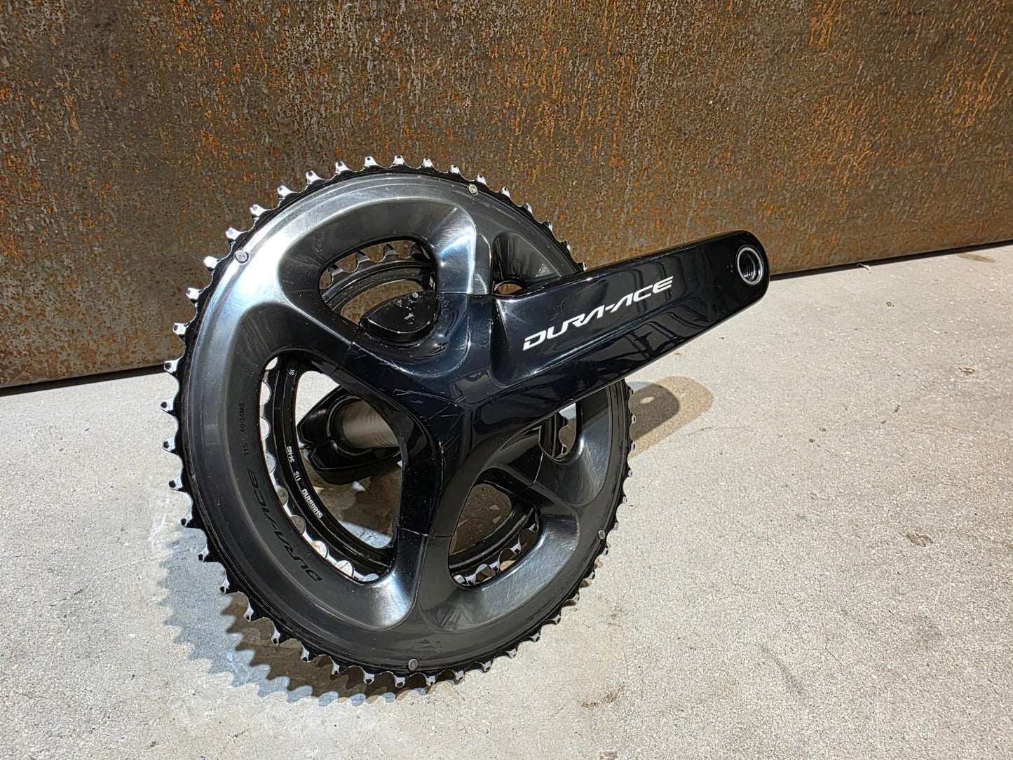 Powermeter von Shimano, SHIMANO DURA ACE FC - R9100 - P POWERMETER KURBEL 50/34 ZÄHNE 172,5MM vor USEDBIKES - OB.DE Hintergrund