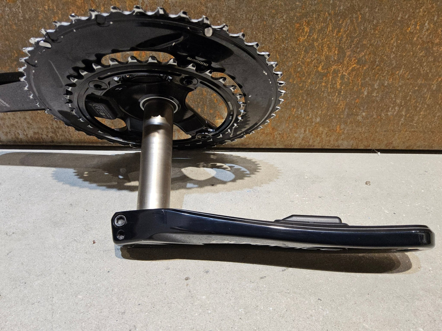 Powermeter von Shimano, SHIMANO DURA ACE FC - R9100 - P POWERMETER KURBEL 50/34 ZÄHNE 172,5MM vor USEDBIKES - OB.DE Hintergrund