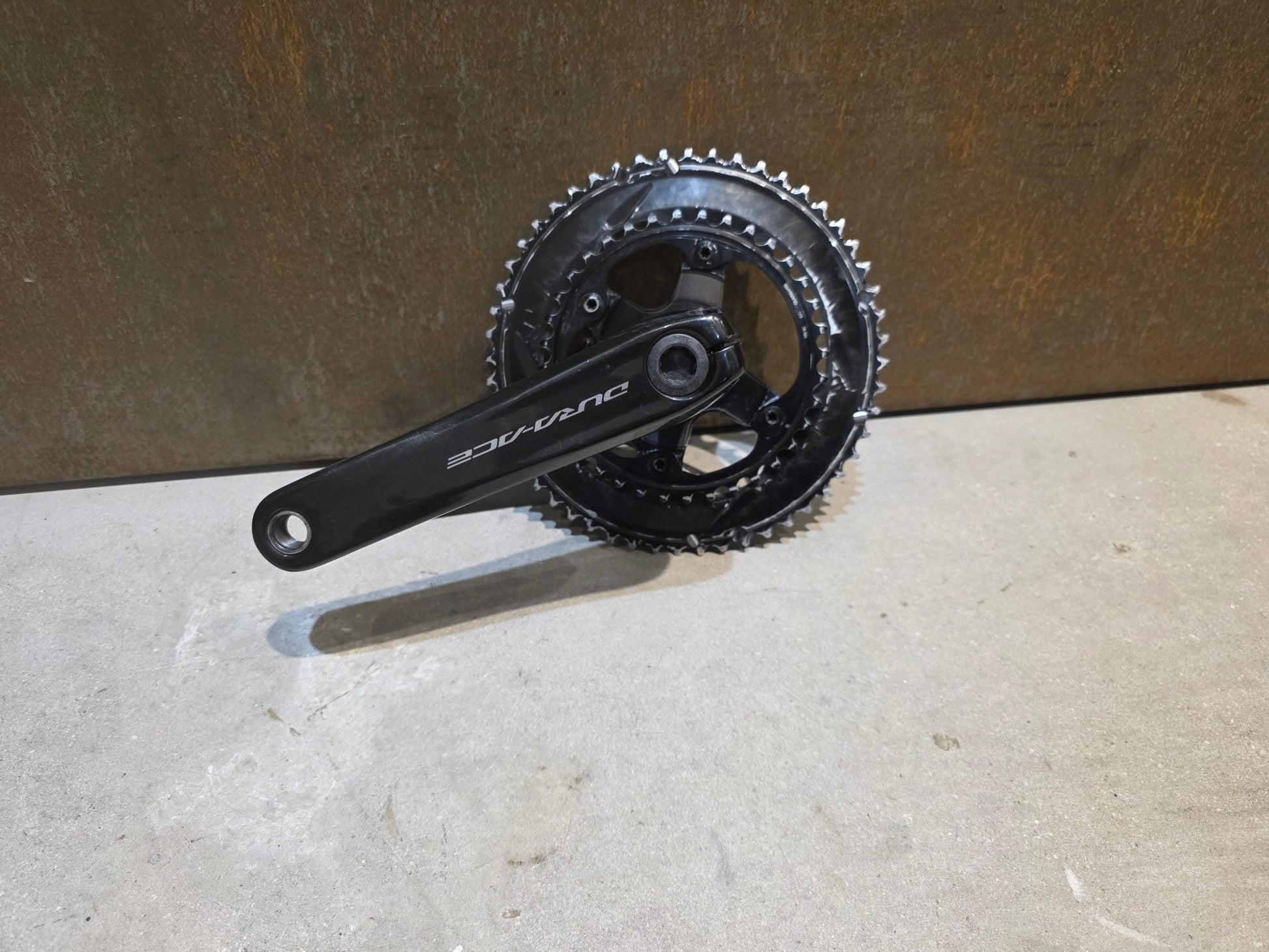 Kurbel von Shimano, SHIMANO DURA ACE FC - R9200 KURBEL 52 - 36 ZÄHNE 175MM vor USEDBIKES - OB.DE Hintergrund