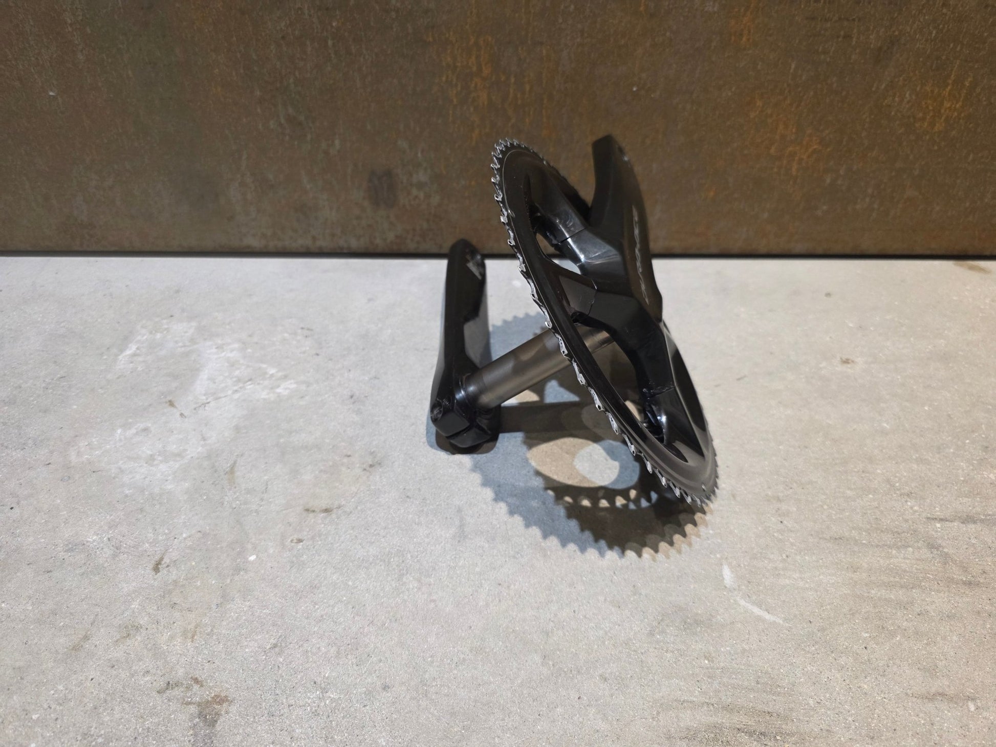 Kurbel von Shimano, SHIMANO DURA ACE FC - R9200 KURBEL 52 - 36 ZÄHNE 175MM vor USEDBIKES - OB.DE Hintergrund