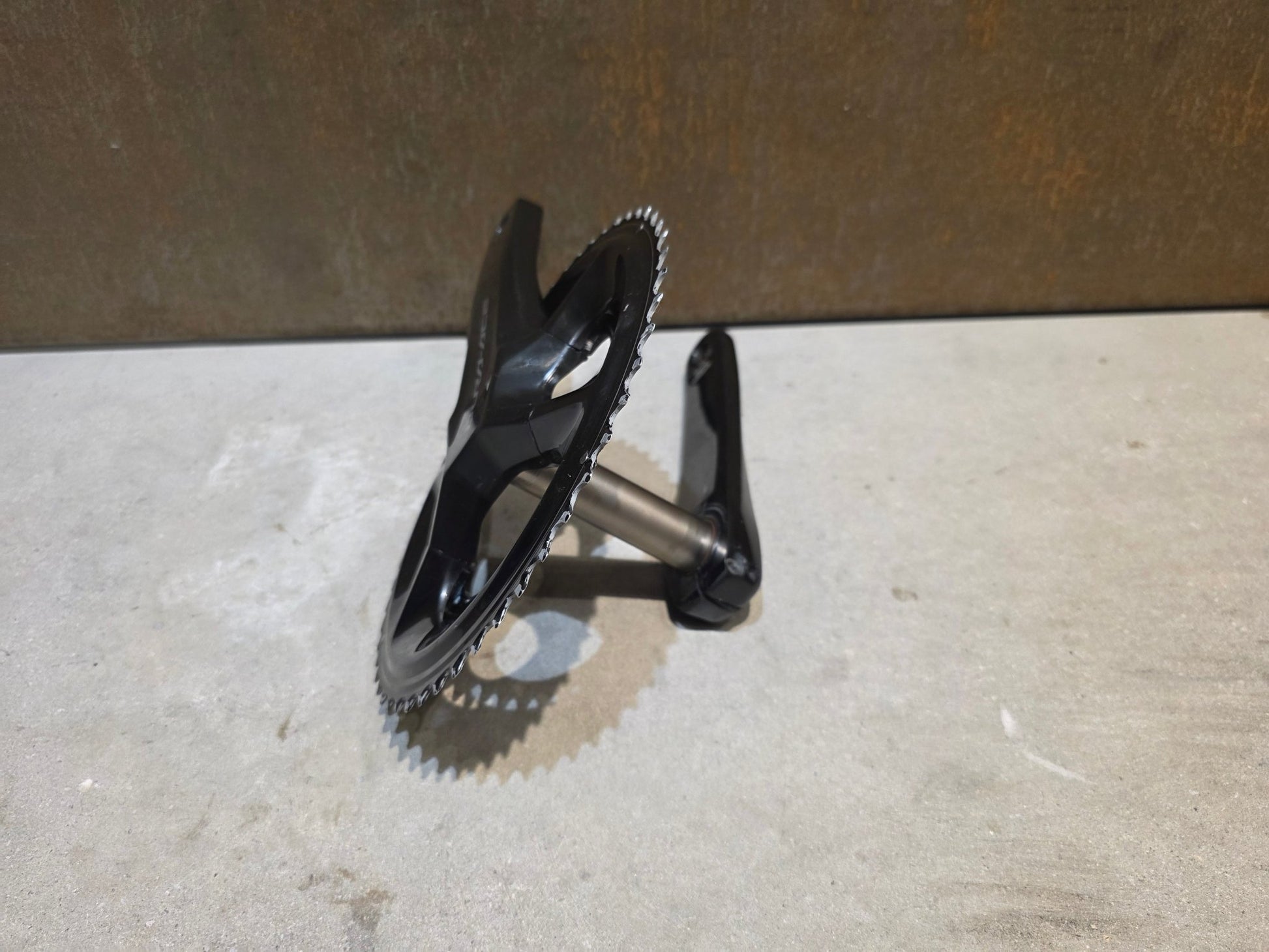 Kurbel von Shimano, SHIMANO DURA ACE FC - R9200 KURBEL 52 - 36 ZÄHNE 175MM vor USEDBIKES - OB.DE Hintergrund