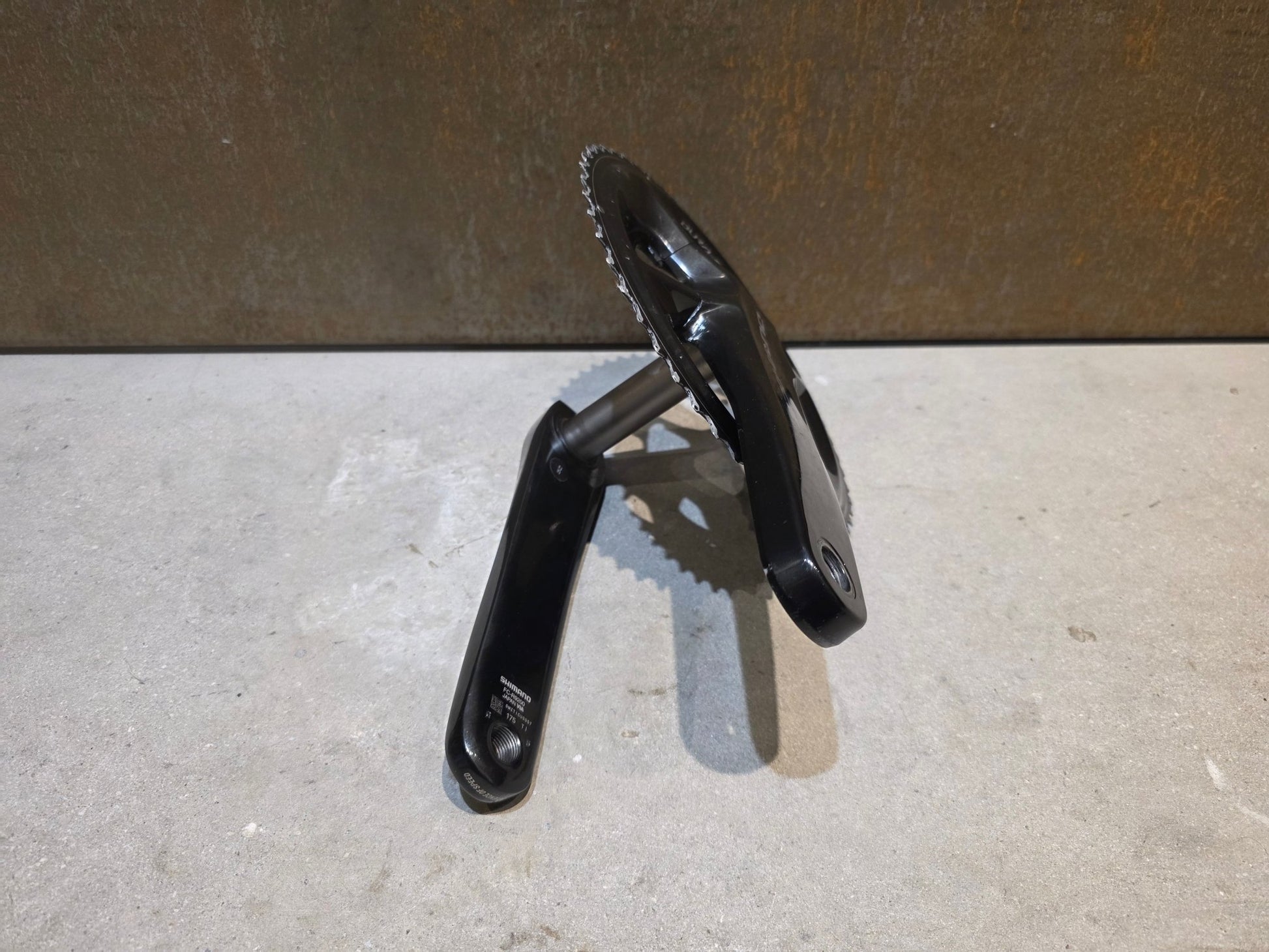 Kurbel von Shimano, SHIMANO DURA ACE FC - R9200 KURBEL 52 - 36 ZÄHNE 175MM vor USEDBIKES - OB.DE Hintergrund