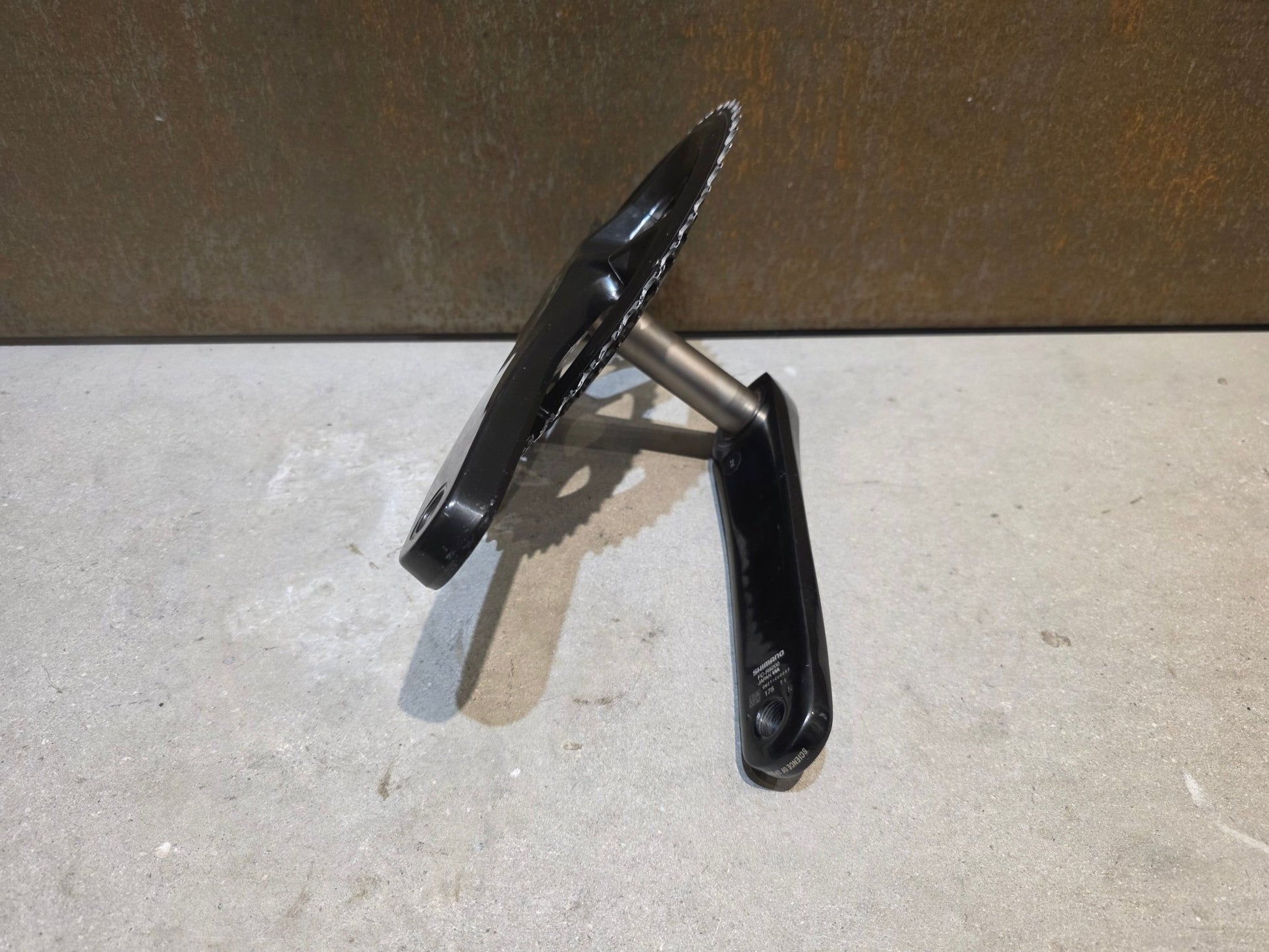 Kurbel von Shimano, SHIMANO DURA ACE FC - R9200 KURBEL 52 - 36 ZÄHNE 175MM vor USEDBIKES - OB.DE Hintergrund