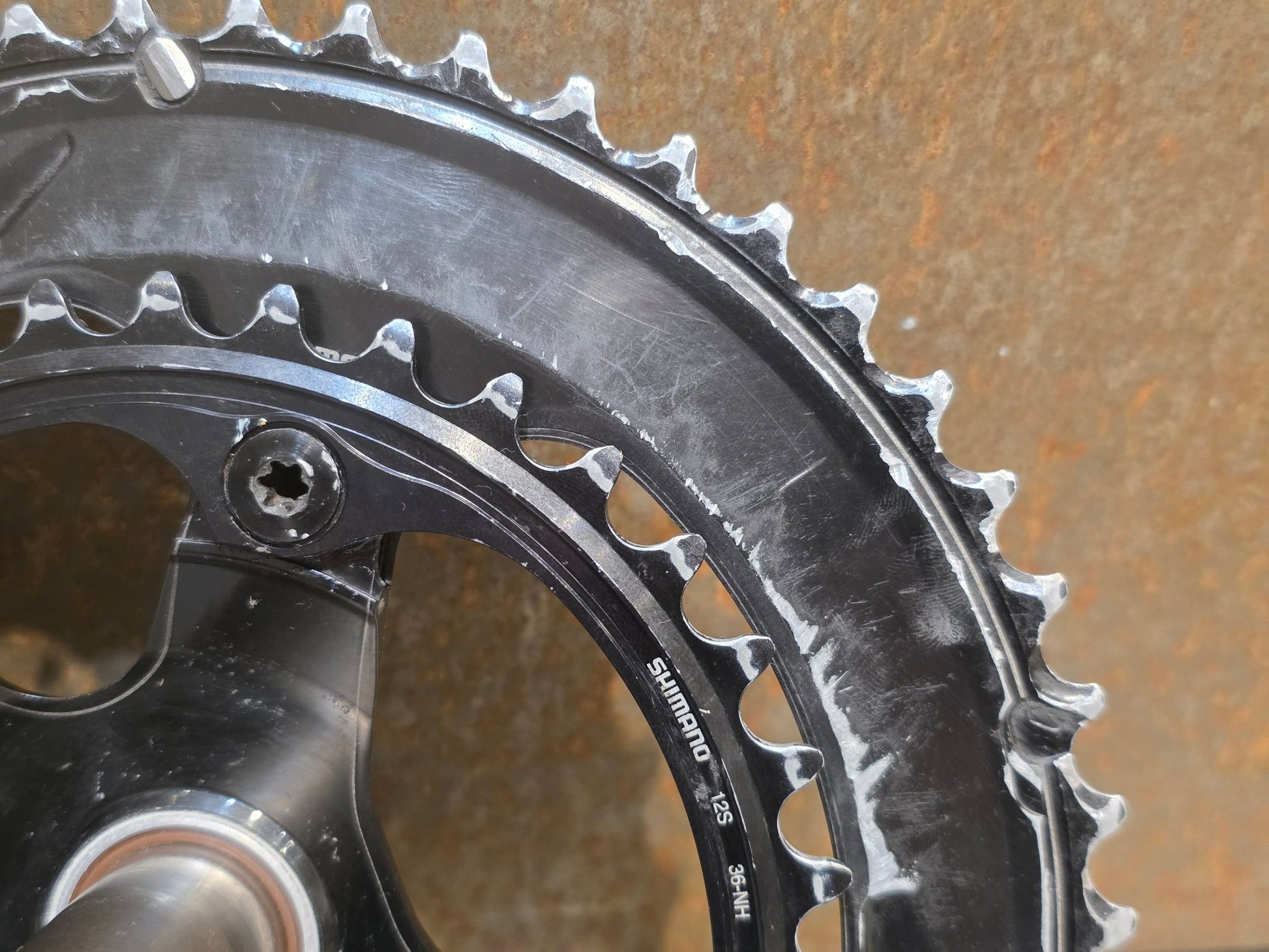 Kurbel von Shimano, SHIMANO DURA ACE FC - R9200 KURBEL 52 - 36 ZÄHNE 175MM vor USEDBIKES - OB.DE Hintergrund