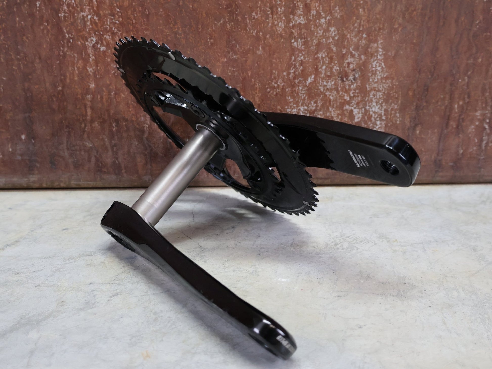 Kurbel von Shimano, SHIMANO DURA ACE FC - R9200 KURBELGARNITUR 2X11 FACH 52/36 ZÄHNE 172.5MM vor USEDBIKES - OB.DE Hintergrund