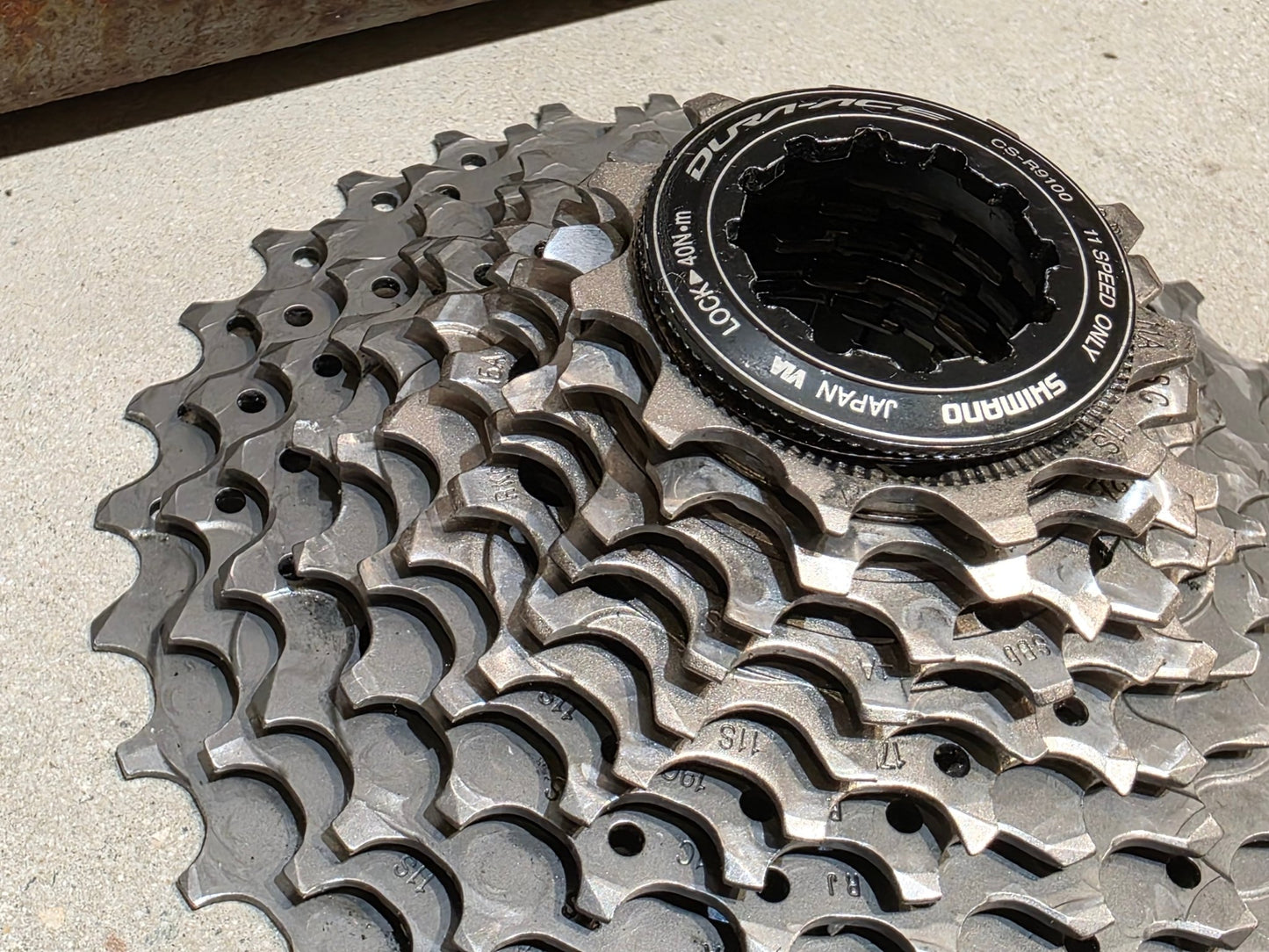 Kassette & Zahnkränze von Shimano, SHIMANO DURA ACE KASSETTE CS - R9100 11 - 30 ZAHNKRANZ vor USEDBIKES - OB.DE Hintergrund