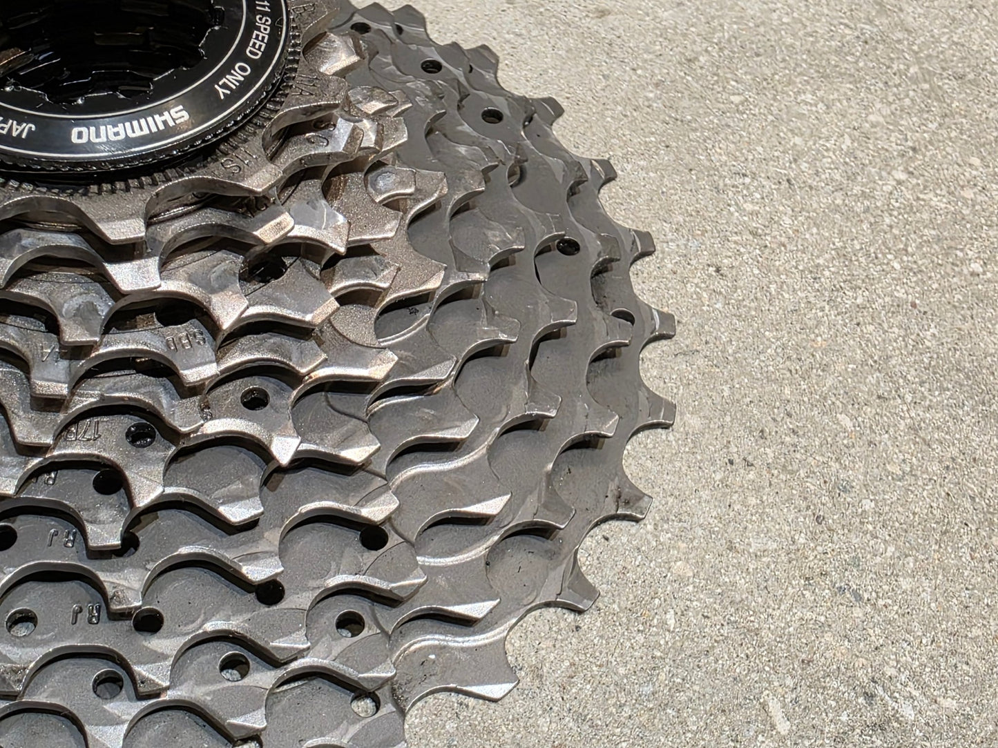 Kassette & Zahnkränze von Shimano, SHIMANO DURA ACE KASSETTE CS - R9100 11 - 30 ZAHNKRANZ vor USEDBIKES - OB.DE Hintergrund