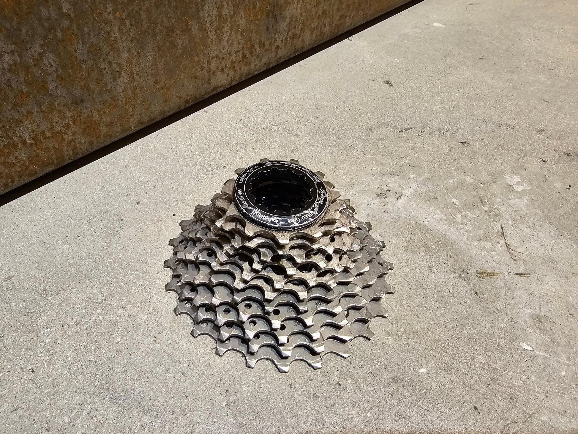 Kassette & Zahnkränze von Shimano, SHIMANO DURA ACE KASSETTE CS - R9100 11 - FACH ZAHNKRANZ 11 - 25 ZÄHNE ZUSTAND A in variant_title vor USEDBIKES - OB.DE Hintergrund