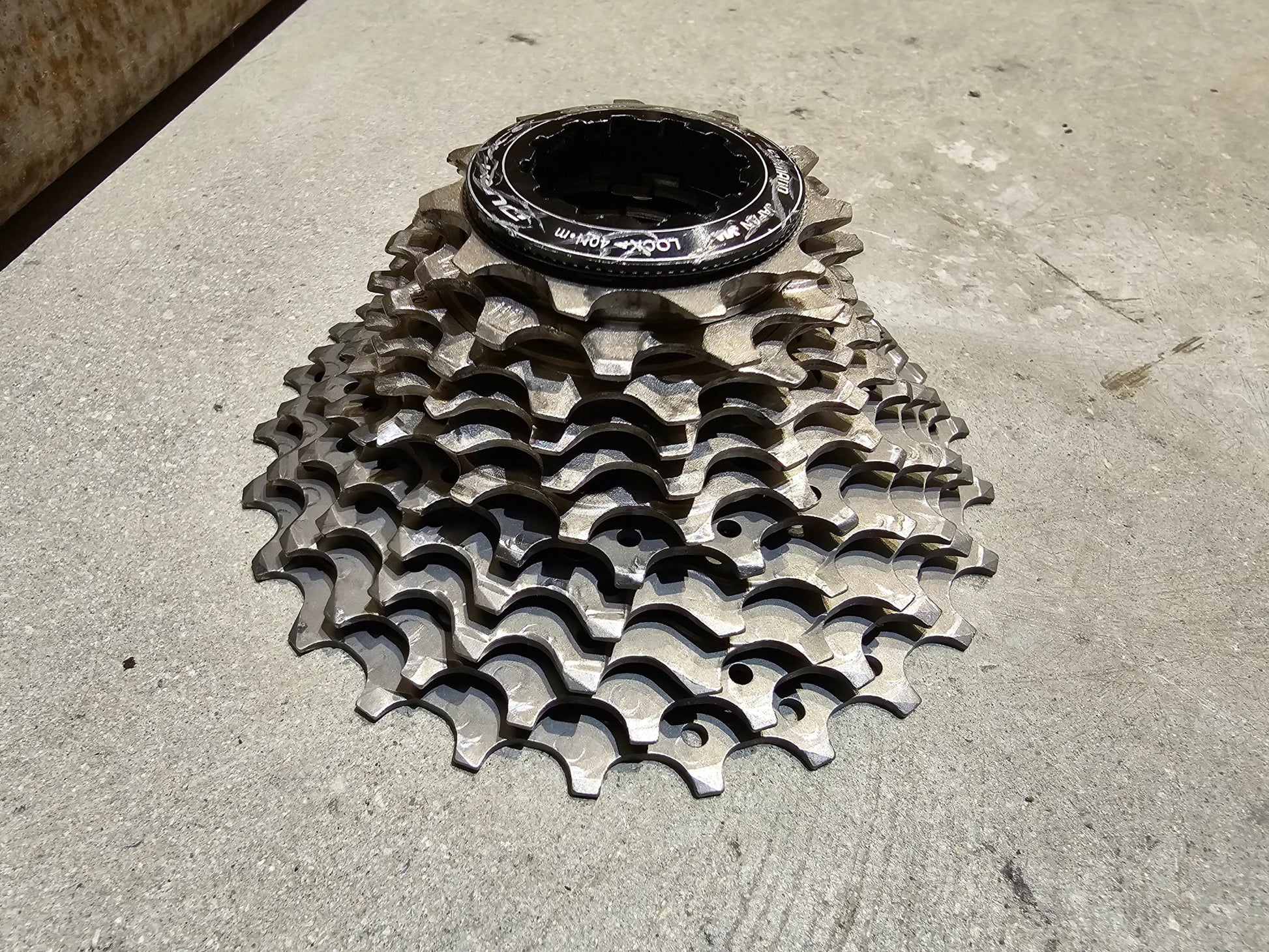 Kassette & Zahnkränze von Shimano, SHIMANO DURA ACE KASSETTE CS - R9100 11 - FACH ZAHNKRANZ 11 - 25 ZÄHNE ZUSTAND A in variant_title vor USEDBIKES - OB.DE Hintergrund