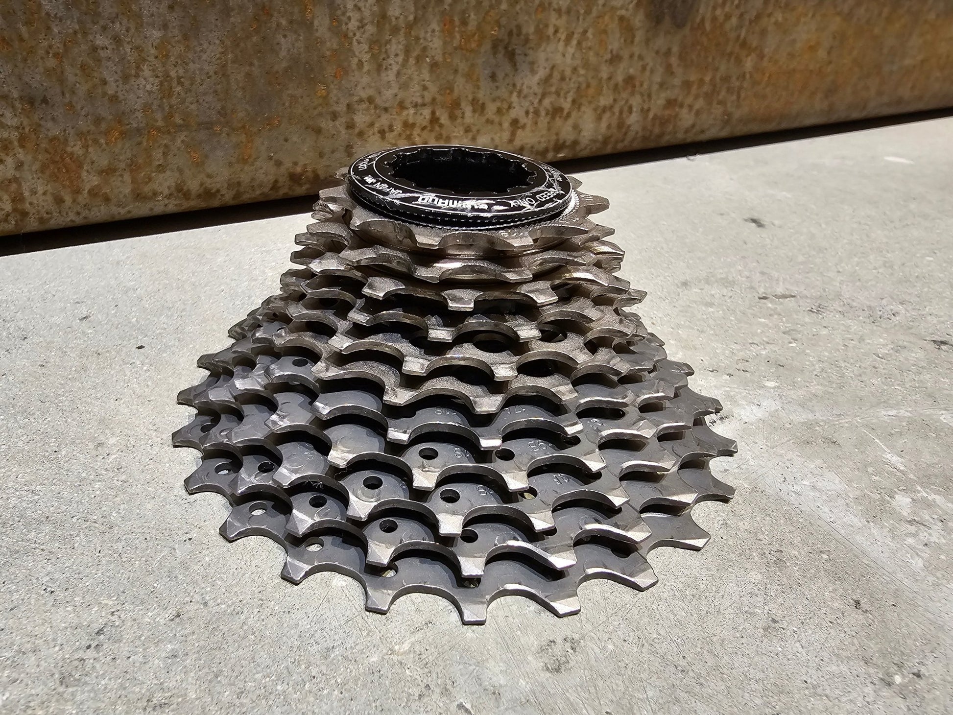 Kassette & Zahnkränze von Shimano, SHIMANO DURA ACE KASSETTE CS - R9100 11 - FACH ZAHNKRANZ 11 - 25 ZÄHNE ZUSTAND A in variant_title vor USEDBIKES - OB.DE Hintergrund