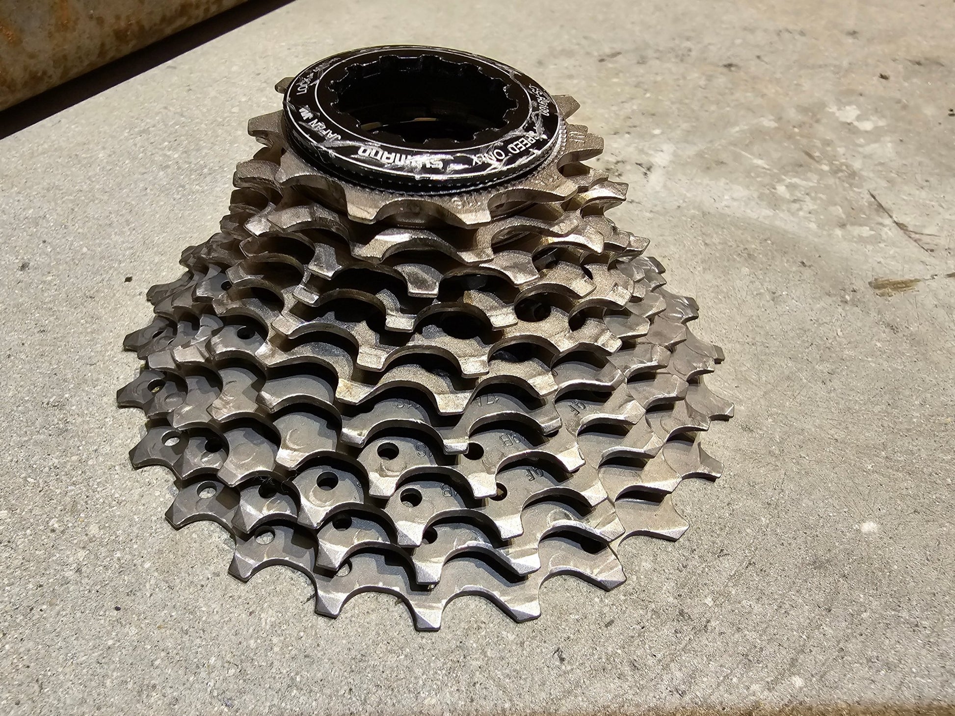 Kassette & Zahnkränze von Shimano, SHIMANO DURA ACE KASSETTE CS - R9100 11 - FACH ZAHNKRANZ 11 - 25 ZÄHNE ZUSTAND A in variant_title vor USEDBIKES - OB.DE Hintergrund