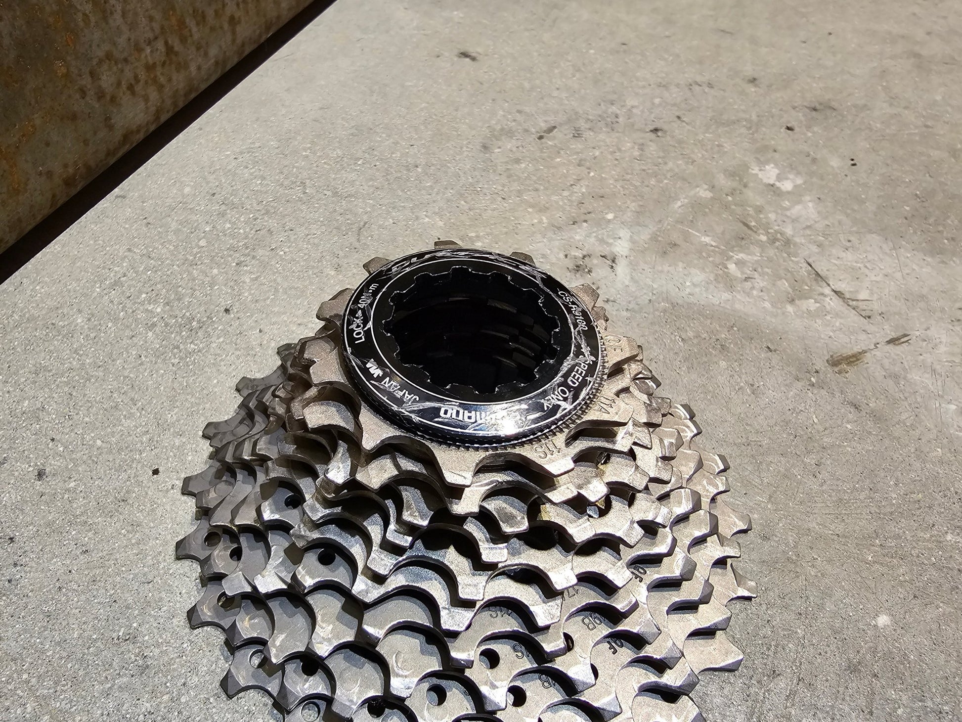 Kassette & Zahnkränze von Shimano, SHIMANO DURA ACE KASSETTE CS - R9100 11 - FACH ZAHNKRANZ 11 - 25 ZÄHNE ZUSTAND A in variant_title vor USEDBIKES - OB.DE Hintergrund