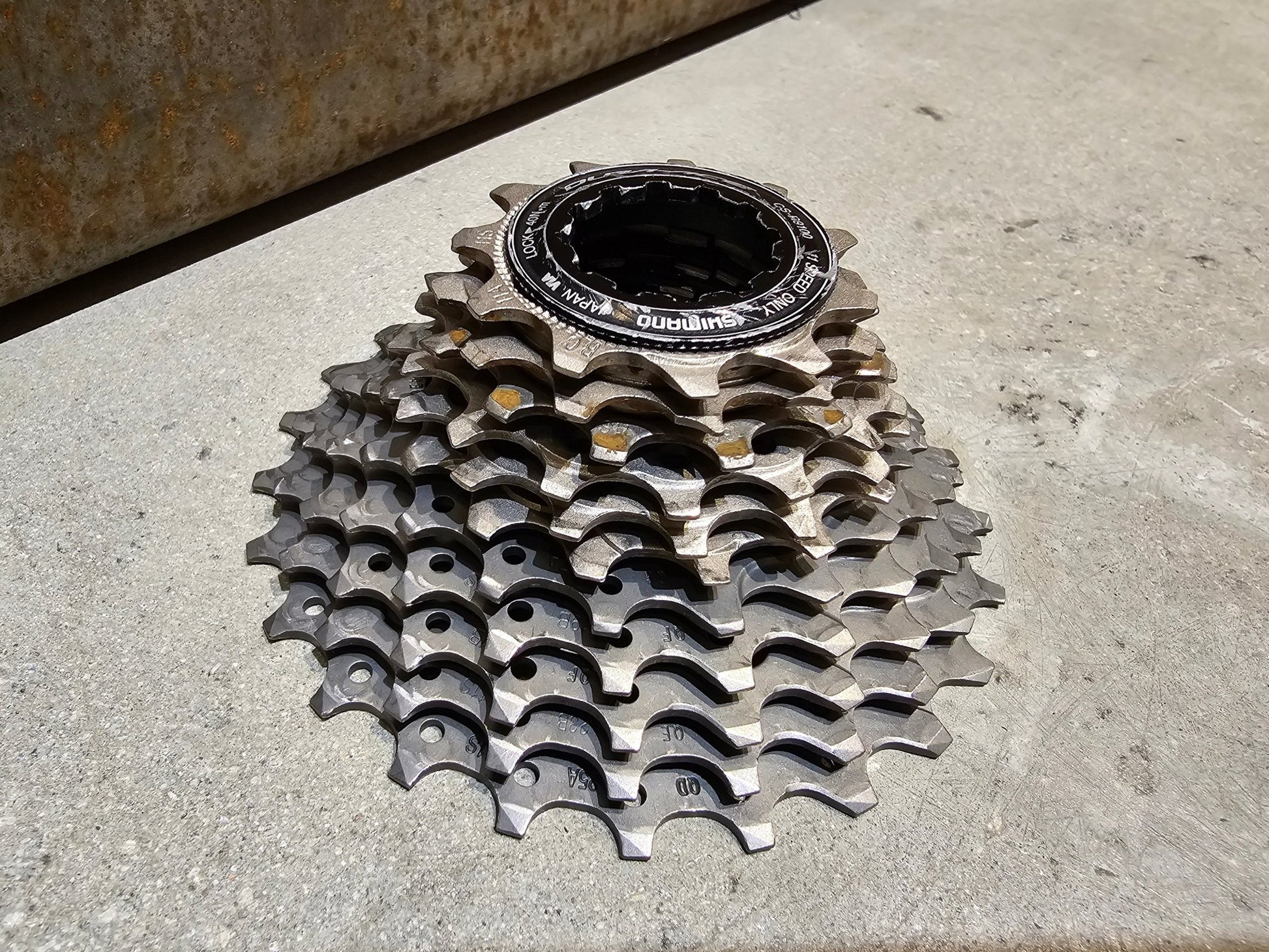 Kassette & Zahnkränze von Shimano, SHIMANO DURA ACE KASSETTE CS - R9100 11 - FACH ZAHNKRANZ 11 - 25 ZÄHNE ZUSTAND B in variant_title vor USEDBIKES - OB.DE Hintergrund